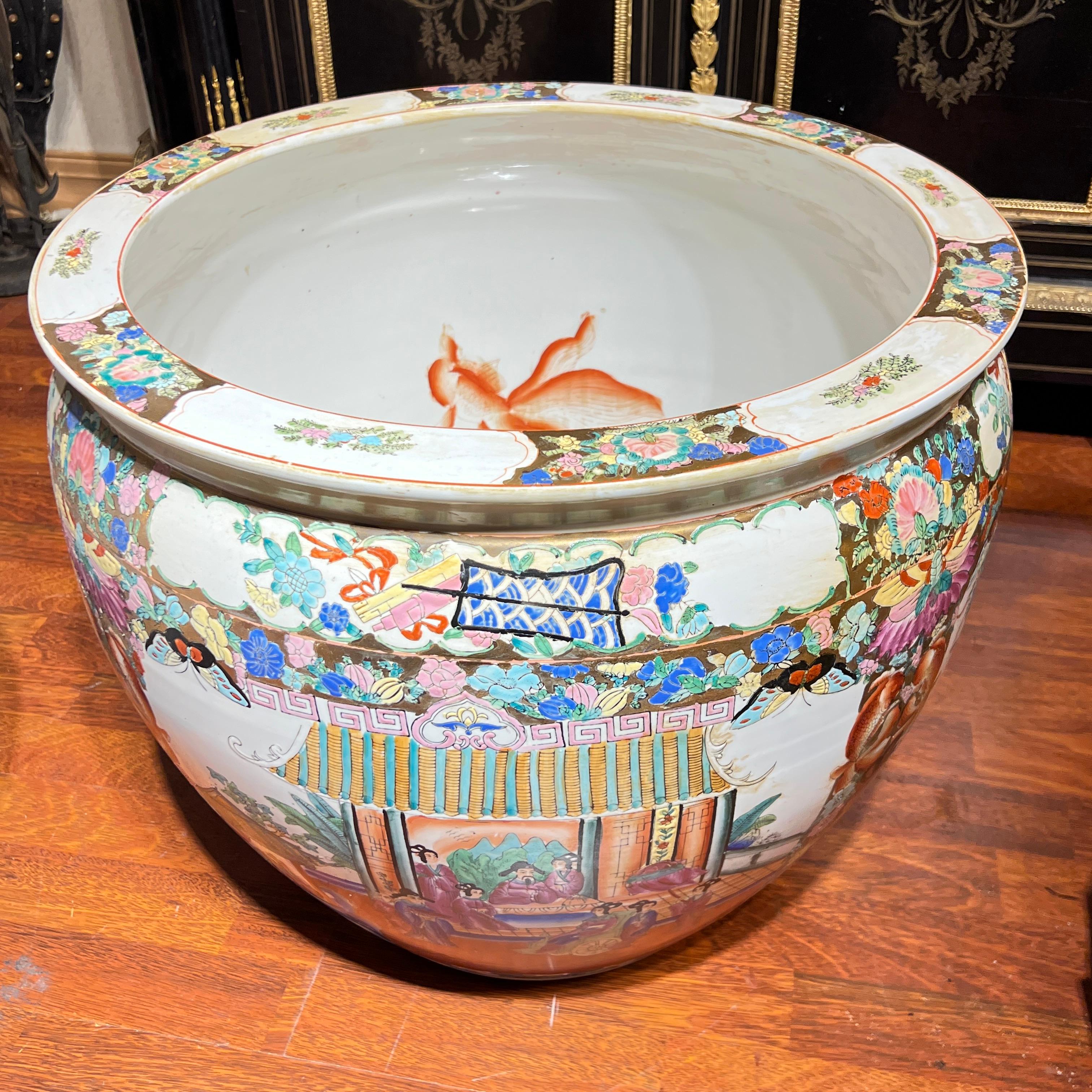 Qing Paire de grands bols à poissons en porcelaine chinoise de la famille rose / Jardinières en vente