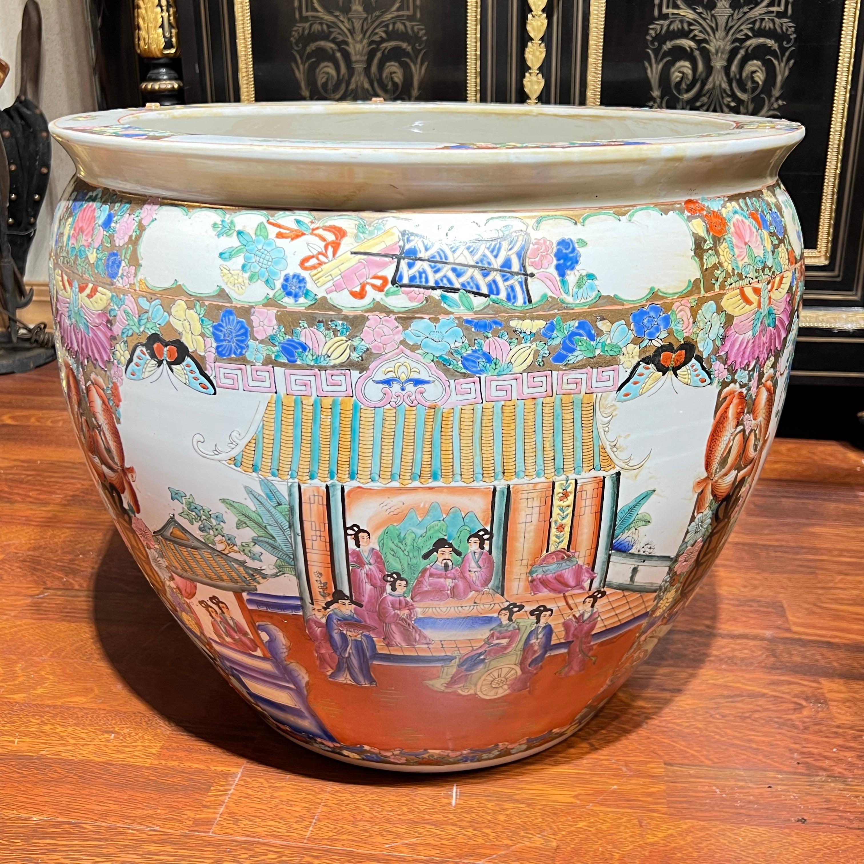 Chinois Paire de grands bols à poissons en porcelaine chinoise de la famille rose / Jardinières en vente