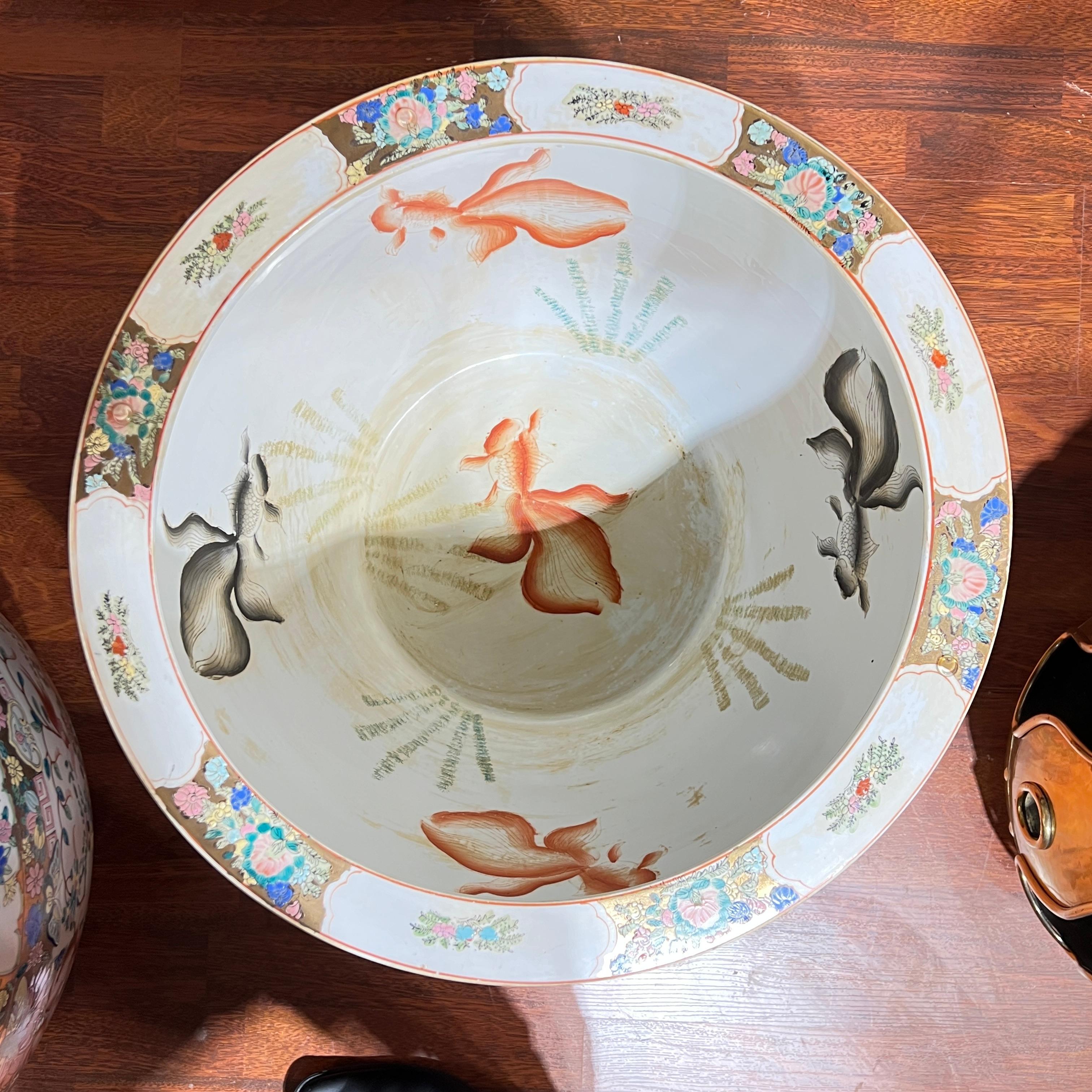 Émaillé Paire de grands bols à poissons en porcelaine chinoise de la famille rose / Jardinières en vente