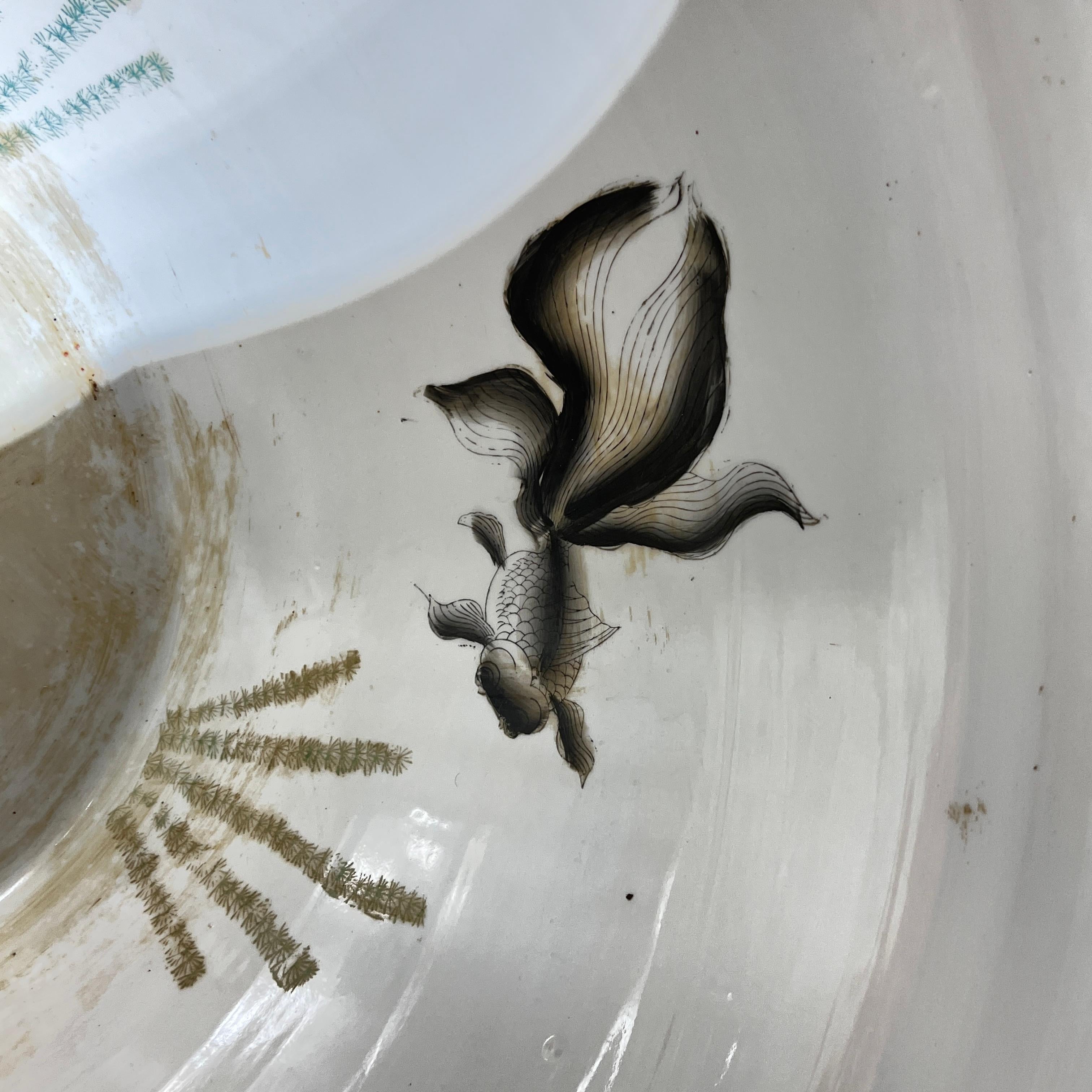 Paire de grands bols à poissons en porcelaine chinoise de la famille rose / Jardinières Bon état - En vente à New York, NY