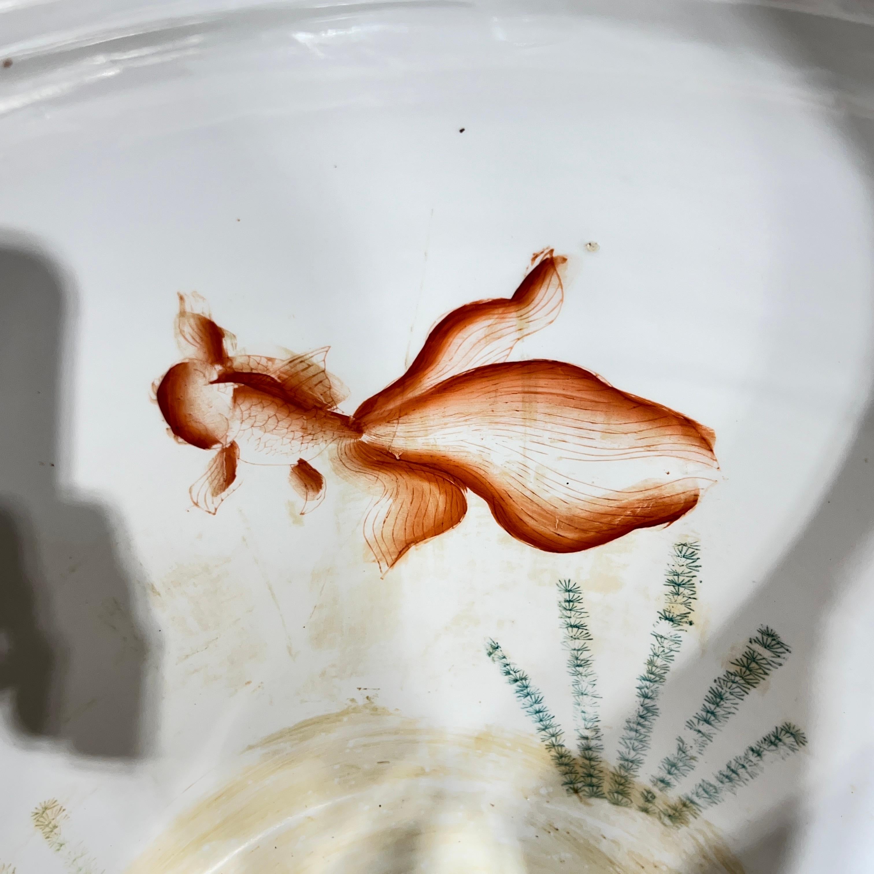 20ième siècle Paire de grands bols à poissons en porcelaine chinoise de la famille rose / Jardinières en vente