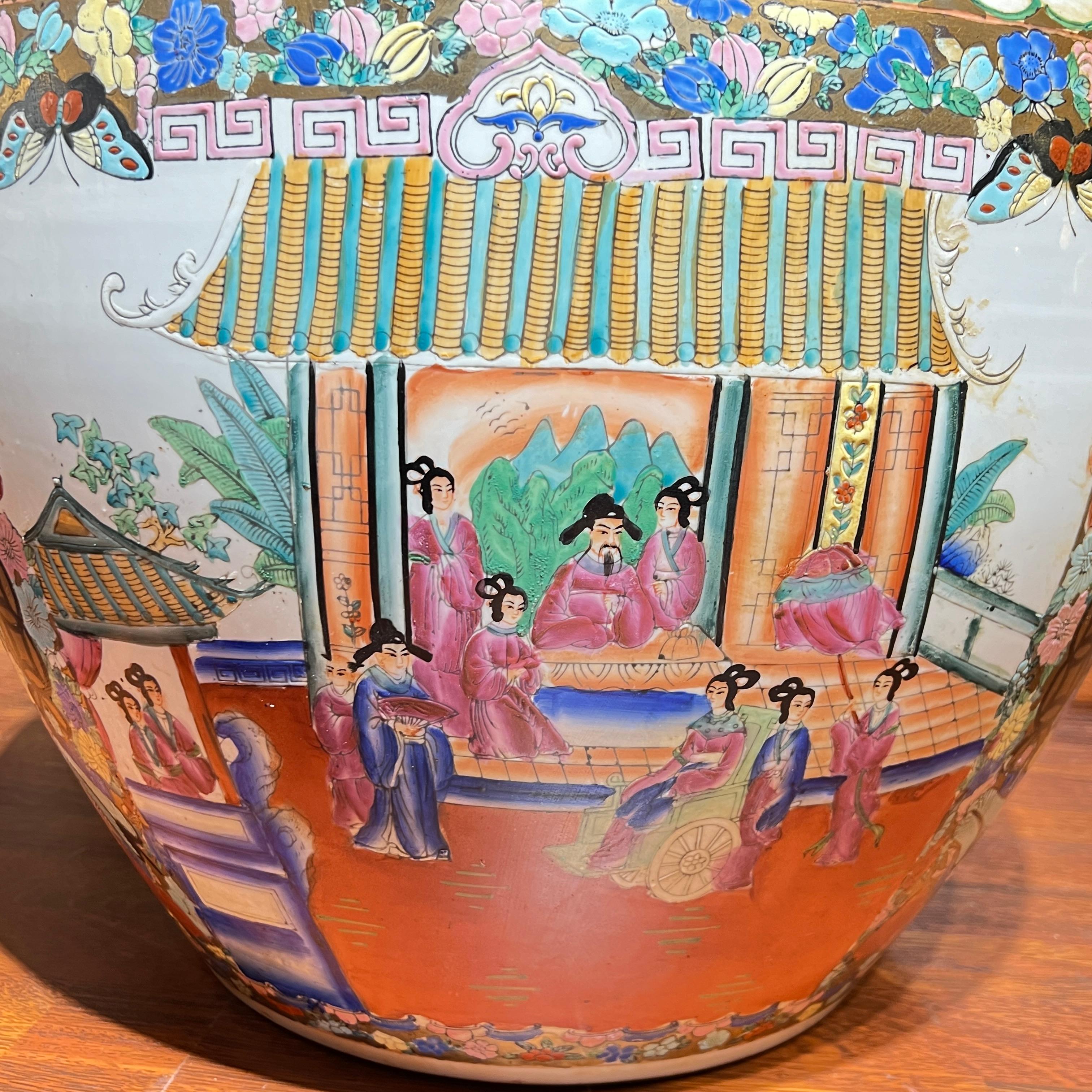 Porcelaine Paire de grands bols à poissons en porcelaine chinoise de la famille rose / Jardinières en vente