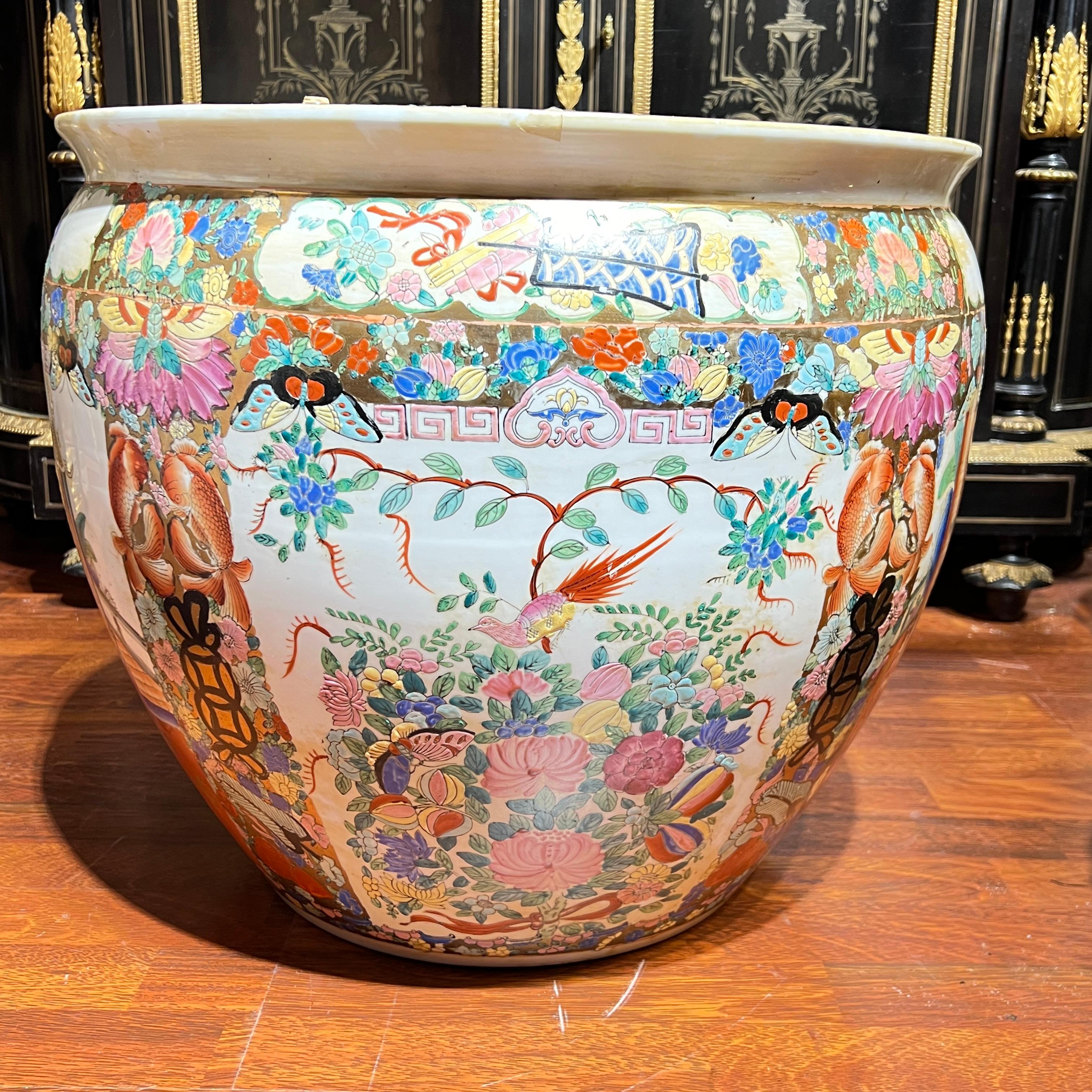 Paire de grands bols à poissons en porcelaine chinoise de la famille rose / Jardinières en vente 1