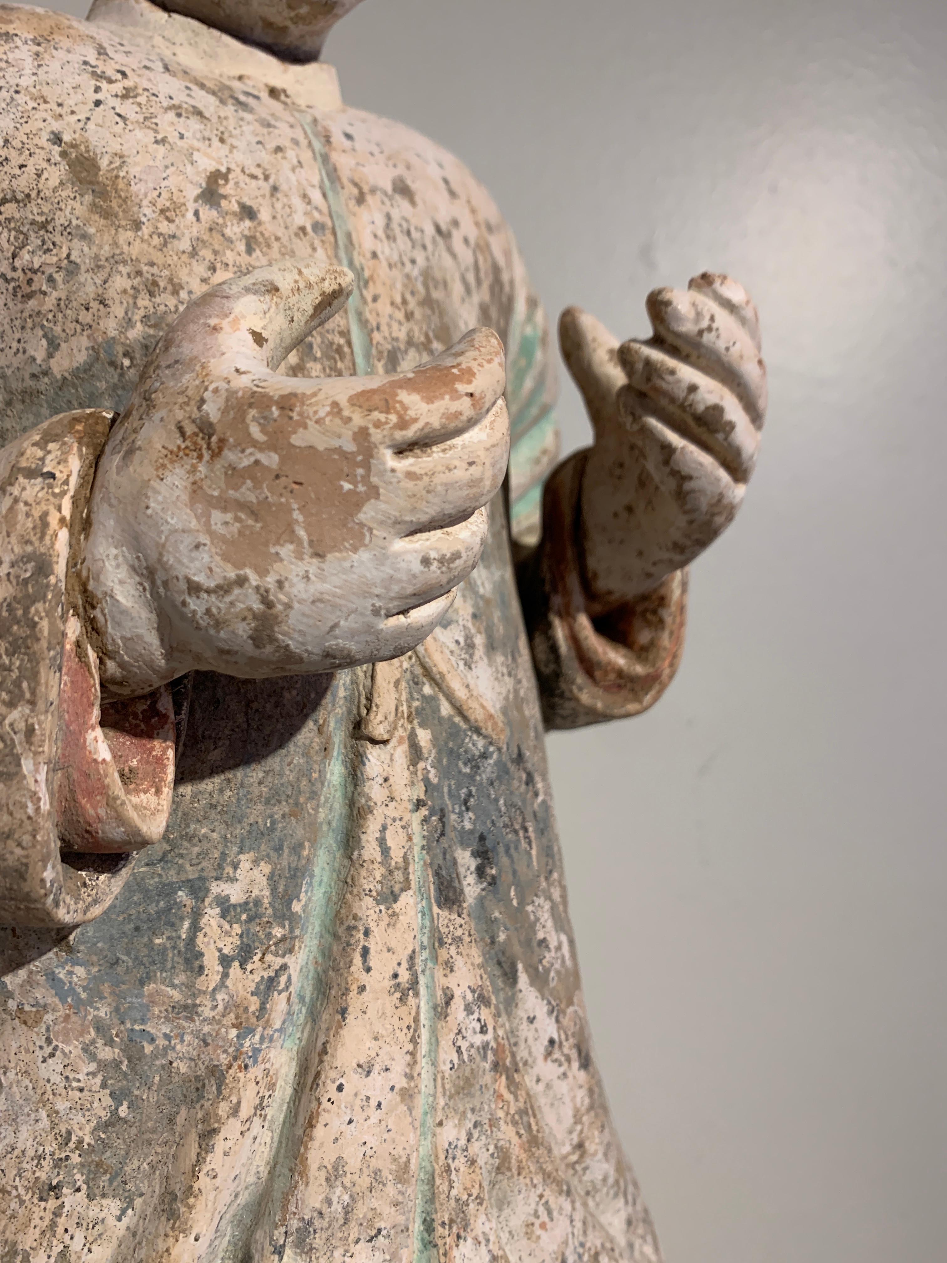 Paire de grandes figurines en poterie émaillée et peinte de la dynastie chinoise Ming, 16ème siècle en vente 3