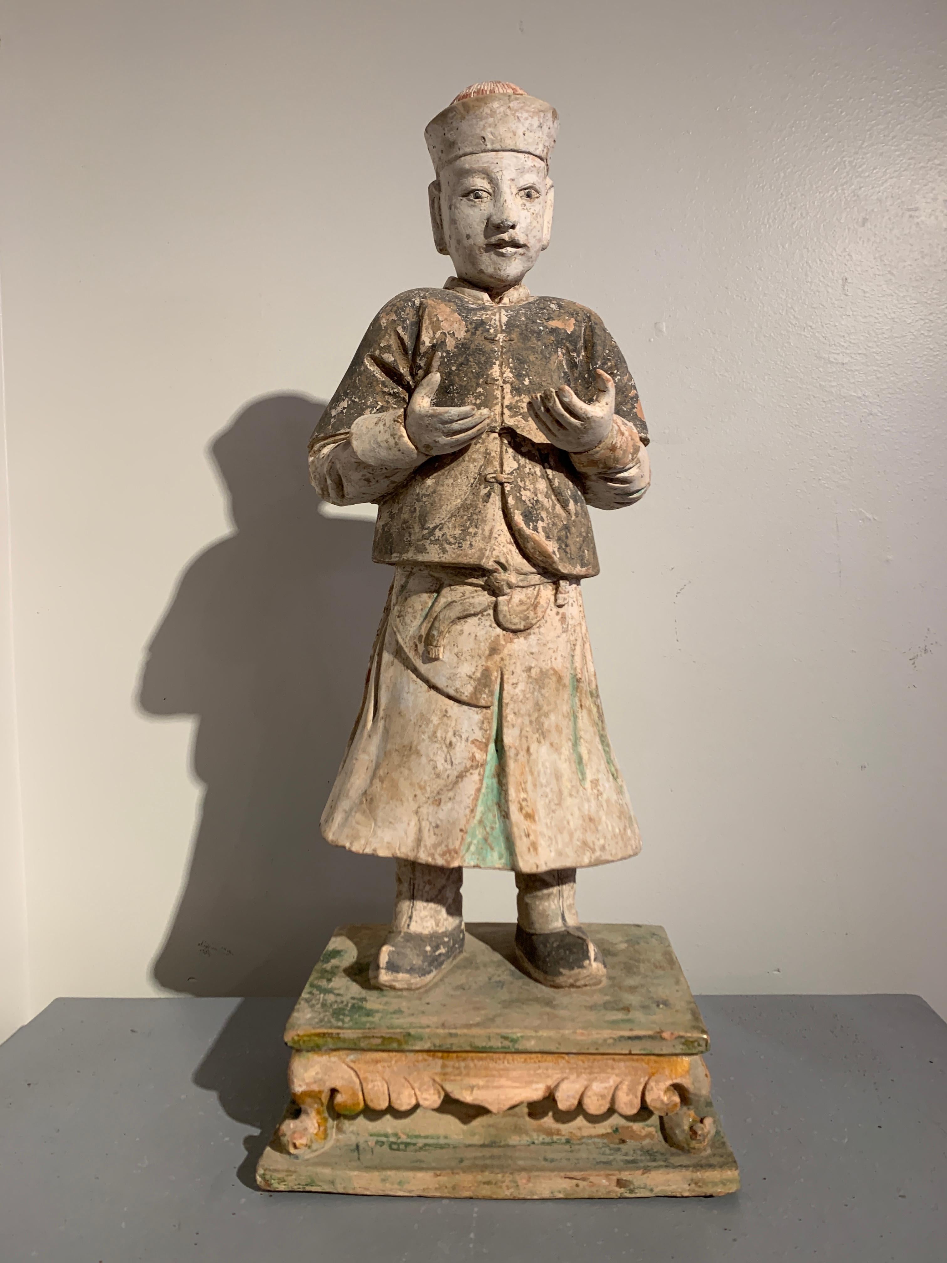 Pareja de grandes figuras chinas de cerámica vidriada y pintada de la dinastía Ming, siglo XVI en venta 6