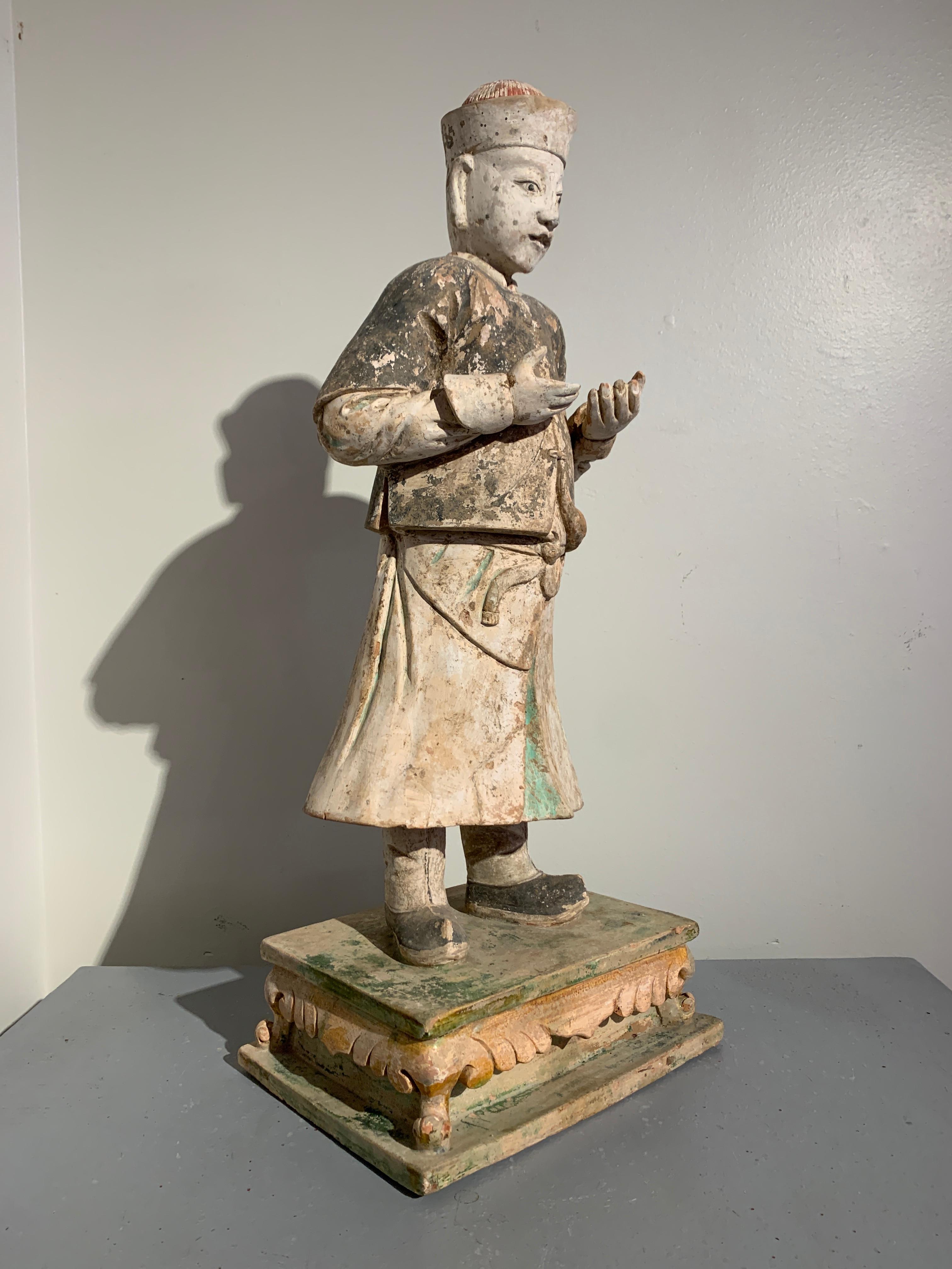 Paire de grandes figurines en poterie émaillée et peinte de la dynastie chinoise Ming, 16ème siècle en vente 7