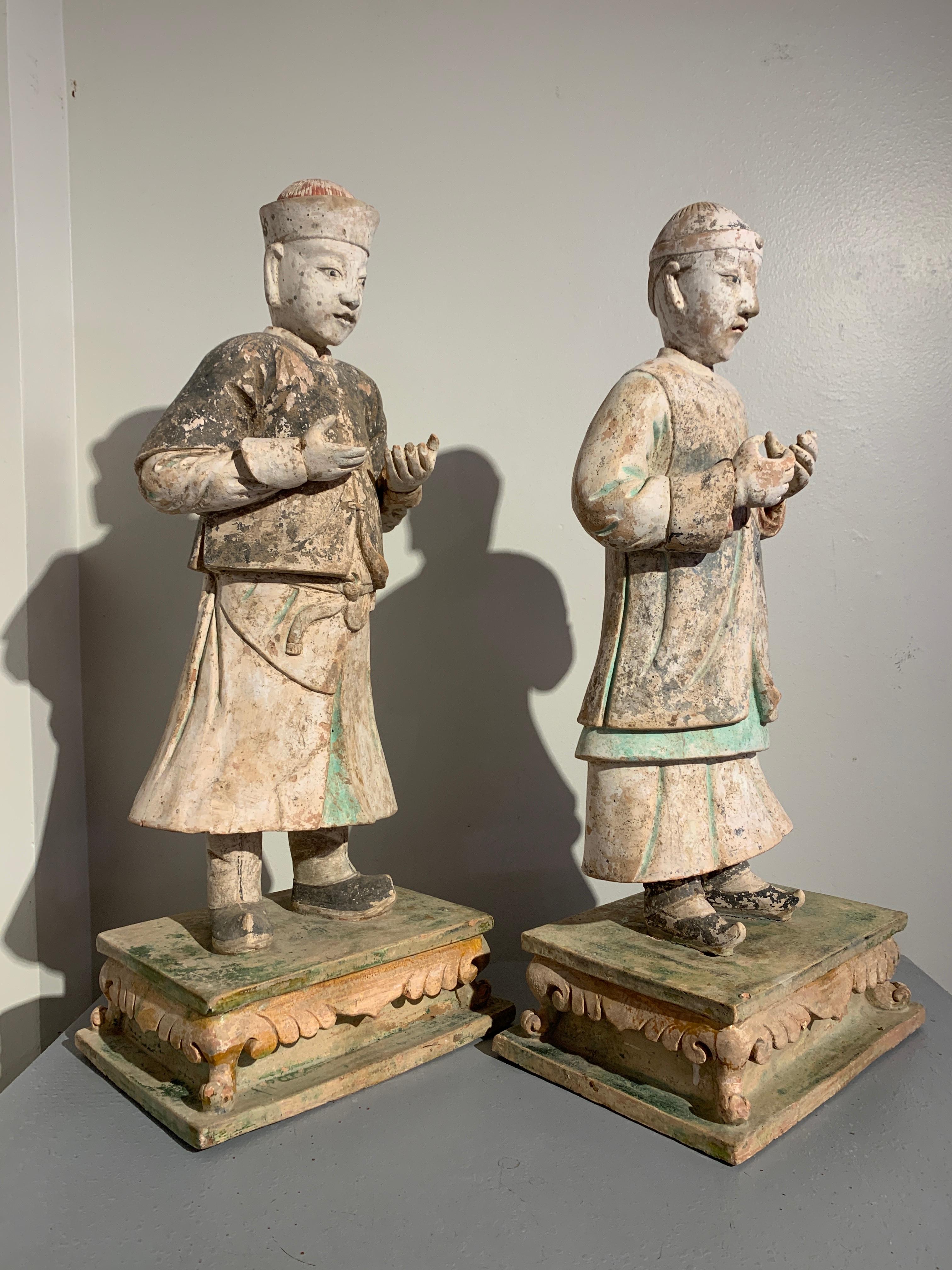 Chinois Paire de grandes figurines en poterie émaillée et peinte de la dynastie chinoise Ming, 16ème siècle en vente