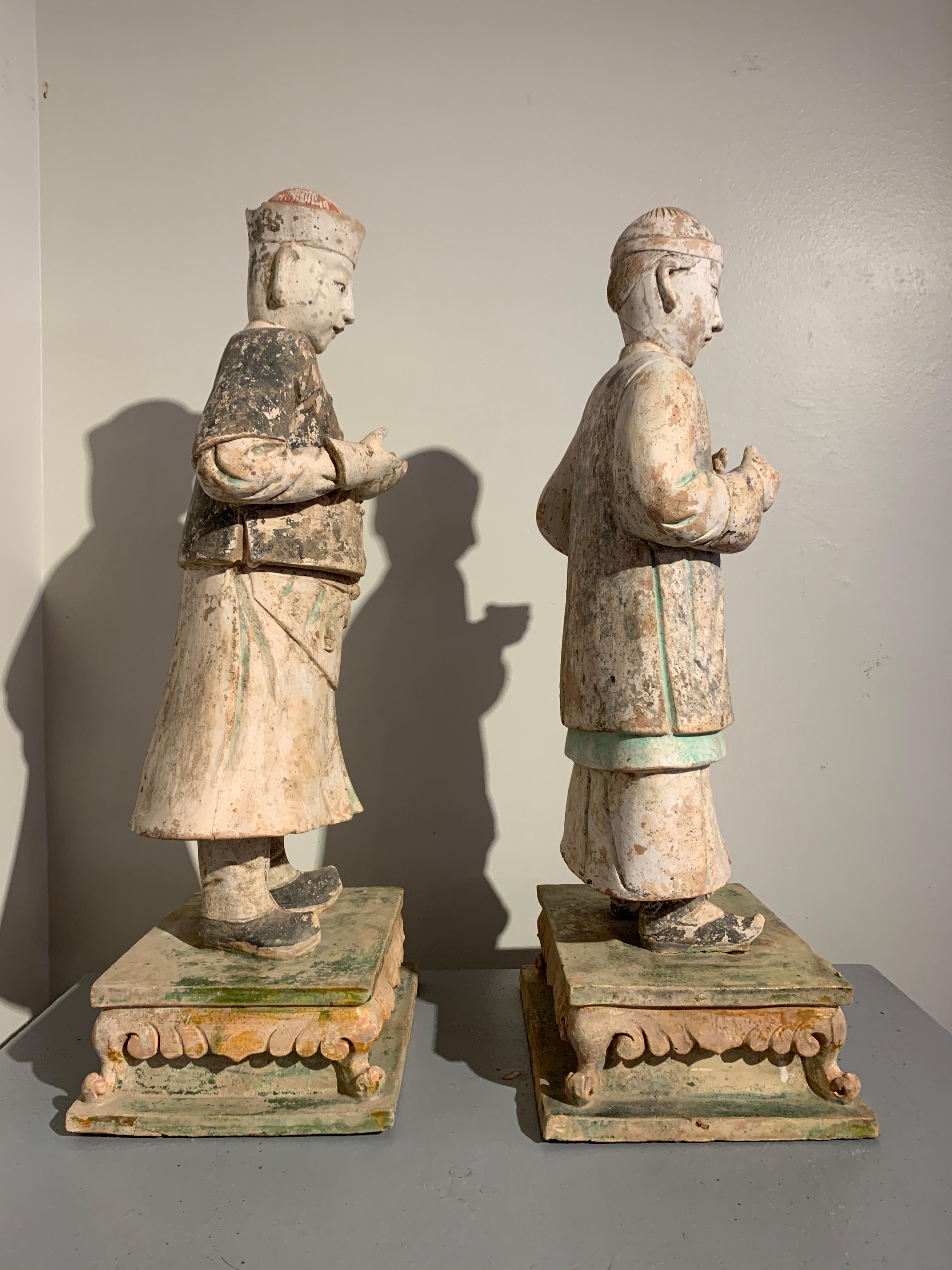 Vernissé Paire de grandes figurines en poterie émaillée et peinte de la dynastie chinoise Ming, 16ème siècle en vente
