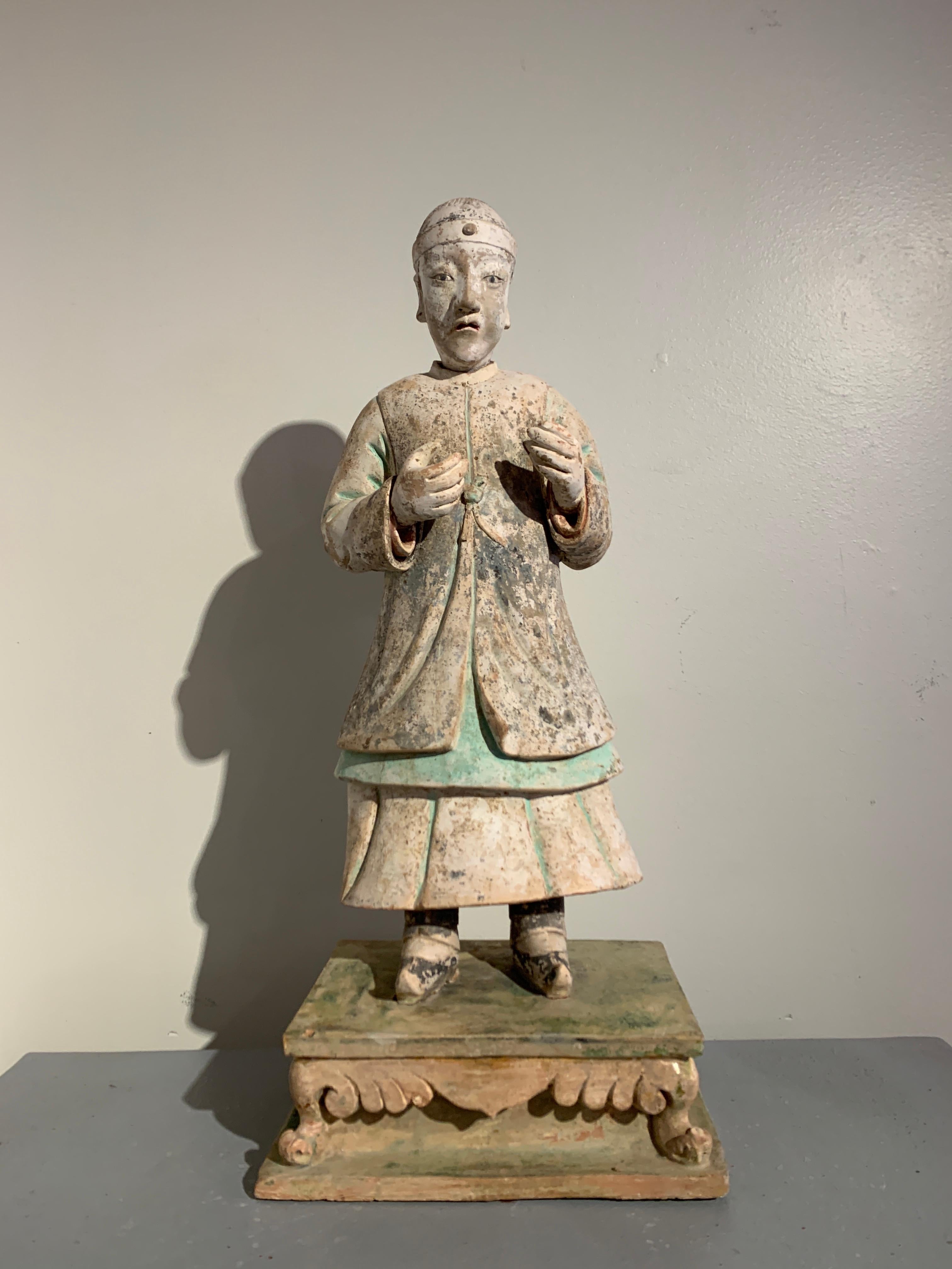 Poteries Paire de grandes figurines en poterie émaillée et peinte de la dynastie chinoise Ming, 16ème siècle en vente