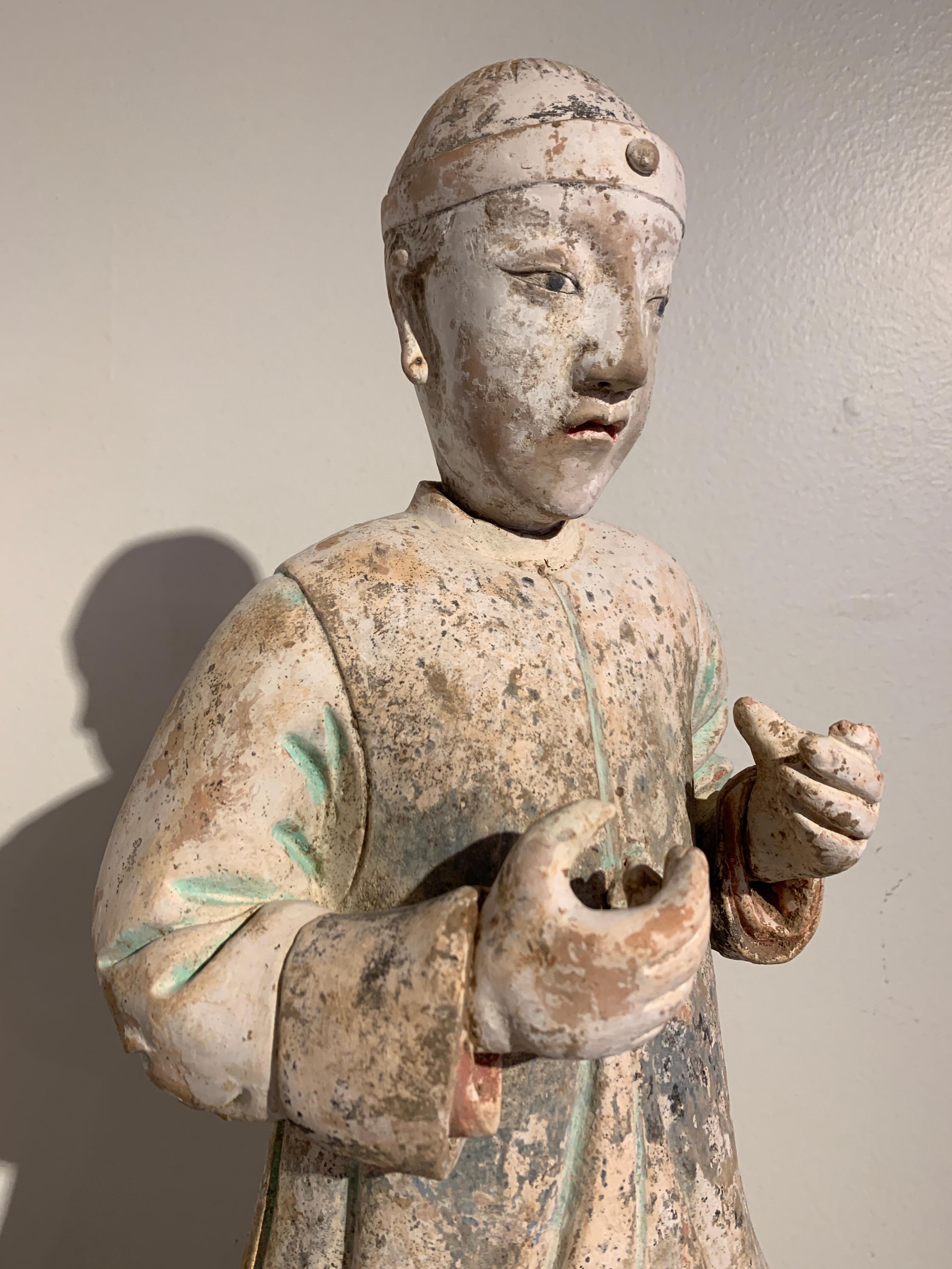 Paire de grandes figurines en poterie émaillée et peinte de la dynastie chinoise Ming, 16ème siècle en vente 2
