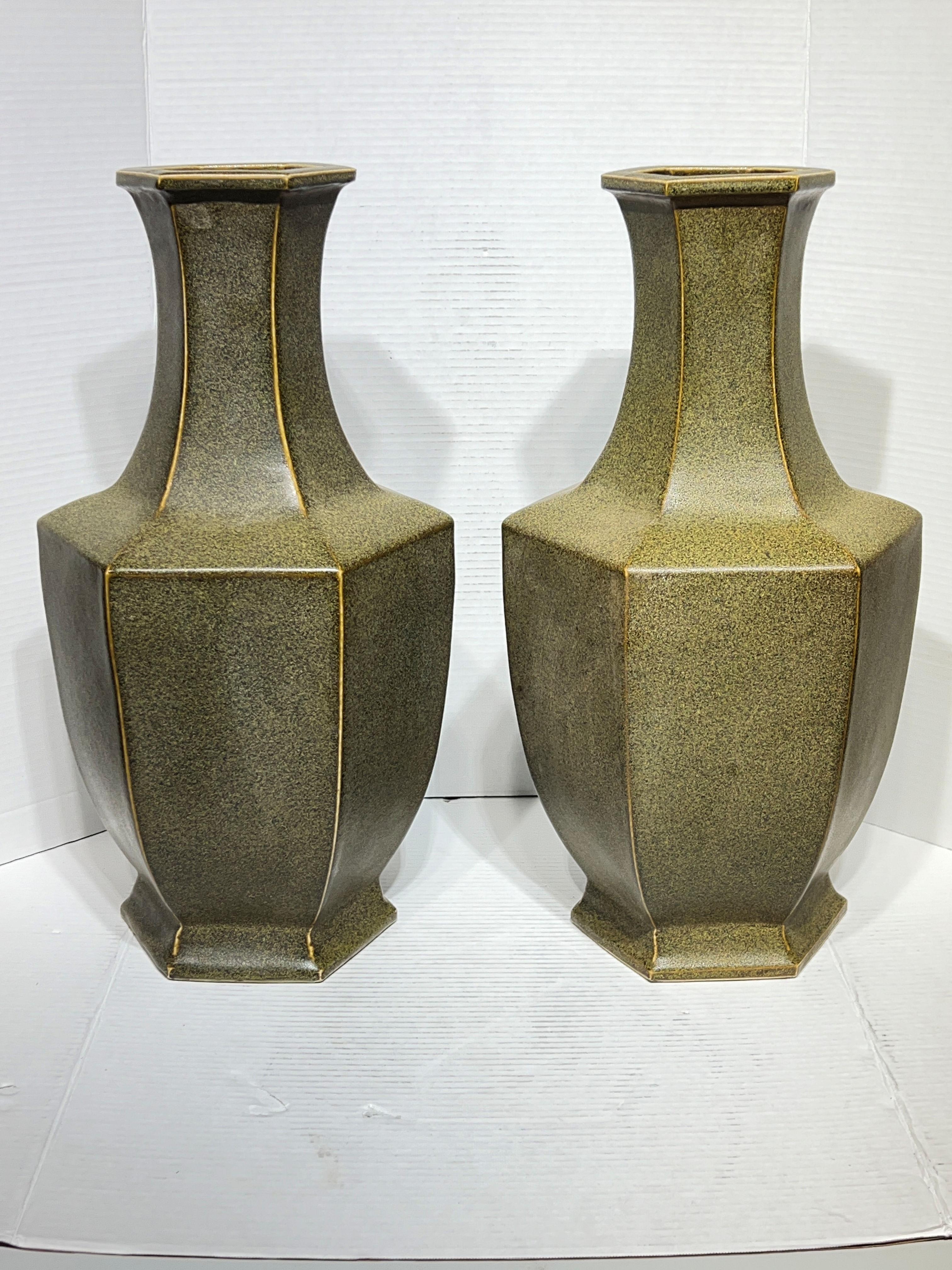 Paar beeindruckende 20 3/4 Zoll hohe chinesische Keramikvasen mit grünem Teestaub glasiert Finish.  Alle in ausgezeichnetem Zustand.  Nicht signiert.