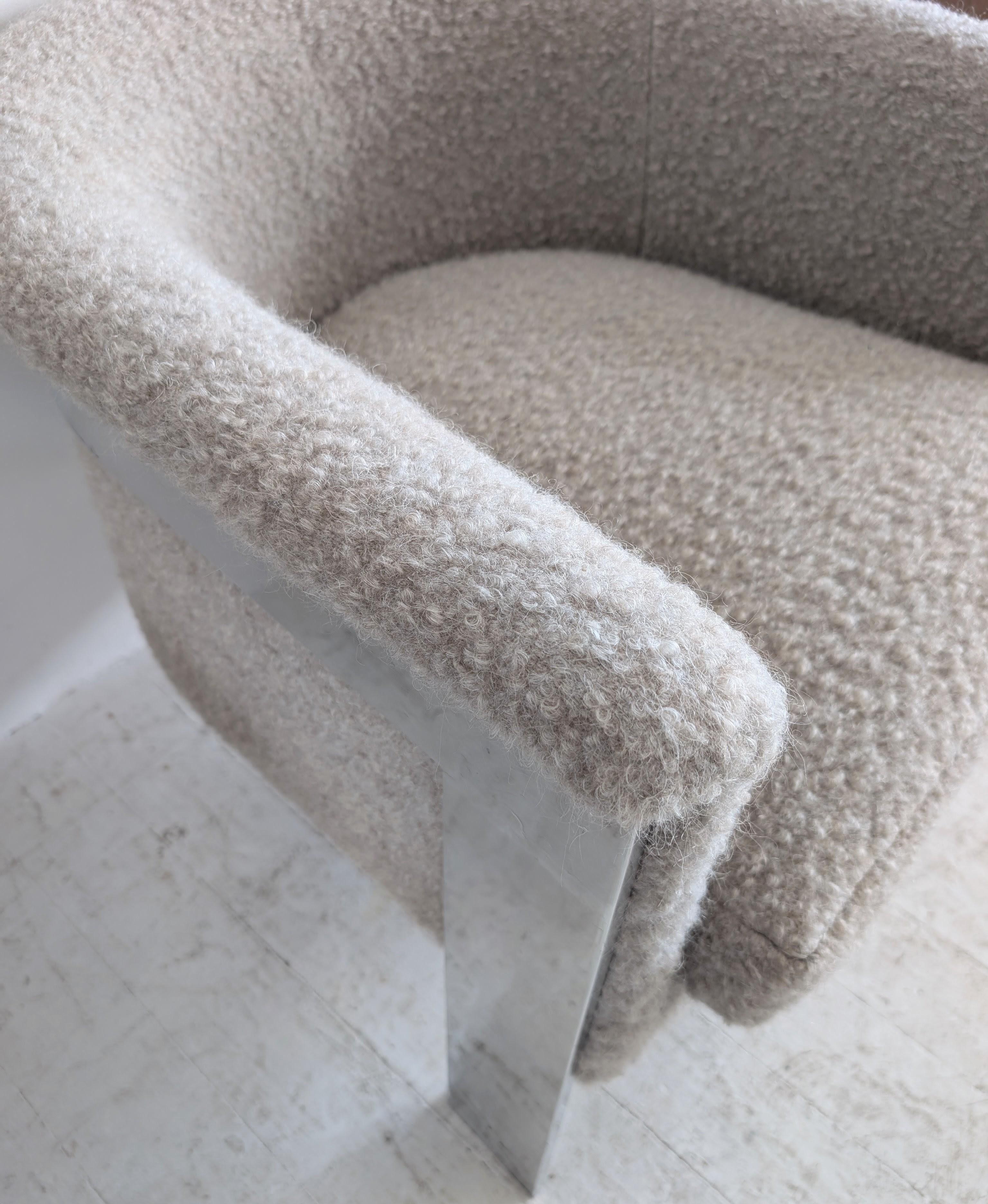 Paire de chaises longues en acier chromé, très lourdes, de Milo Baughman, États-Unis, années 1970. Design/One Modern classique du milieu du siècle dernier, de taille vraiment généreuse et de grande qualité. 
Ces chaises ont été nouvellement