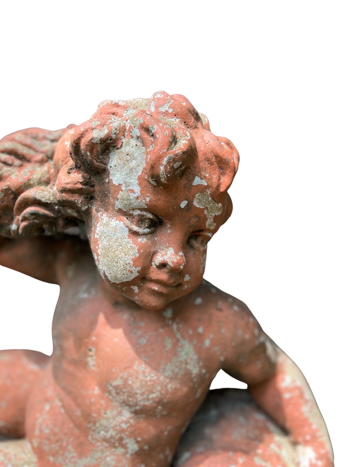 Paire de grandes sculptures classiques de jardin Putti en pierre moulée sur pied en vente 5