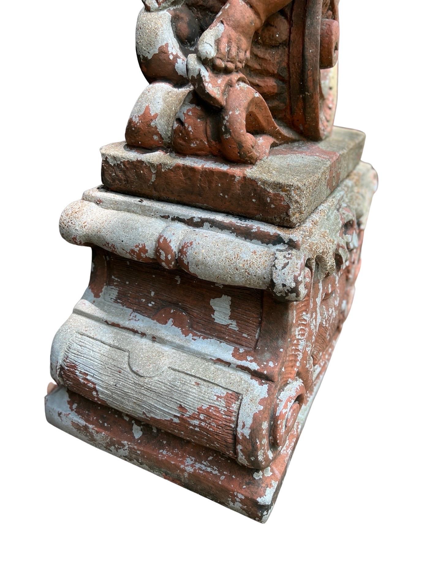 Paire de grandes sculptures classiques de jardin Putti en pierre moulée sur pied en vente 7