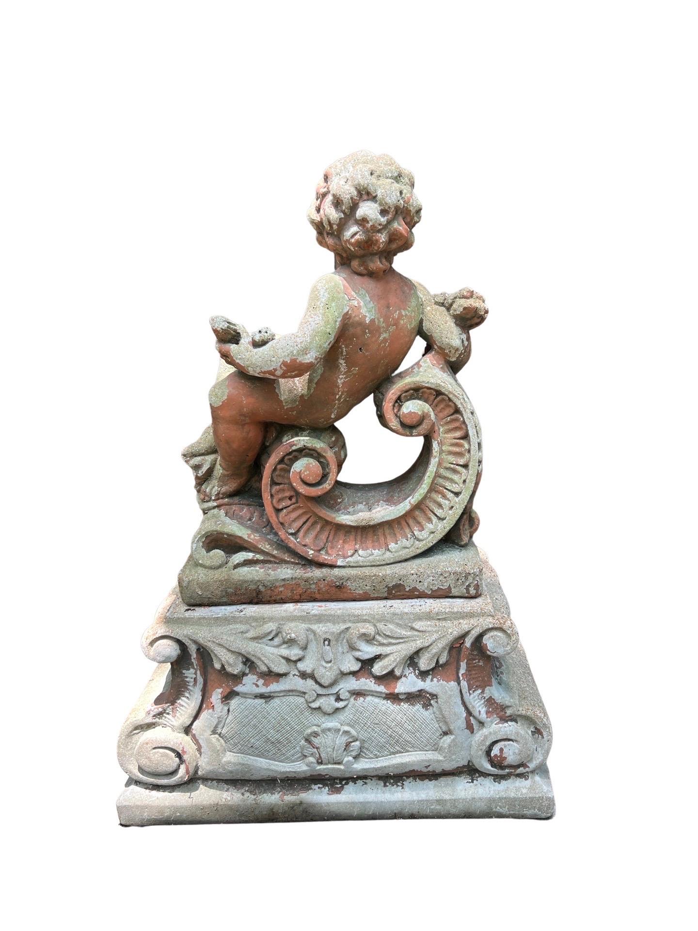 Paire de grandes sculptures classiques de jardin Putti en pierre moulée sur pied en vente 8