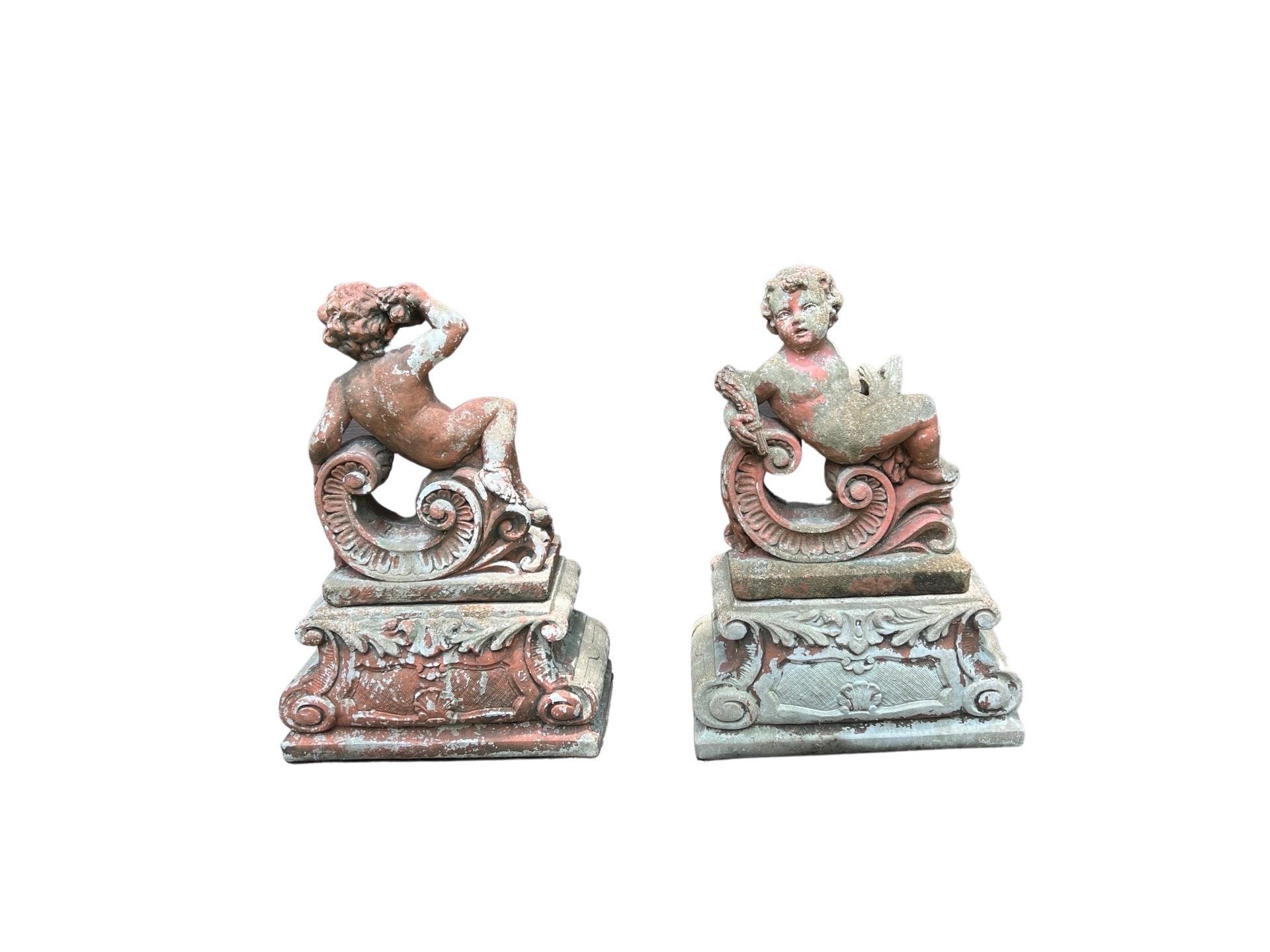Néo-Renaissance Paire de grandes sculptures classiques de jardin Putti en pierre moulée sur pied en vente