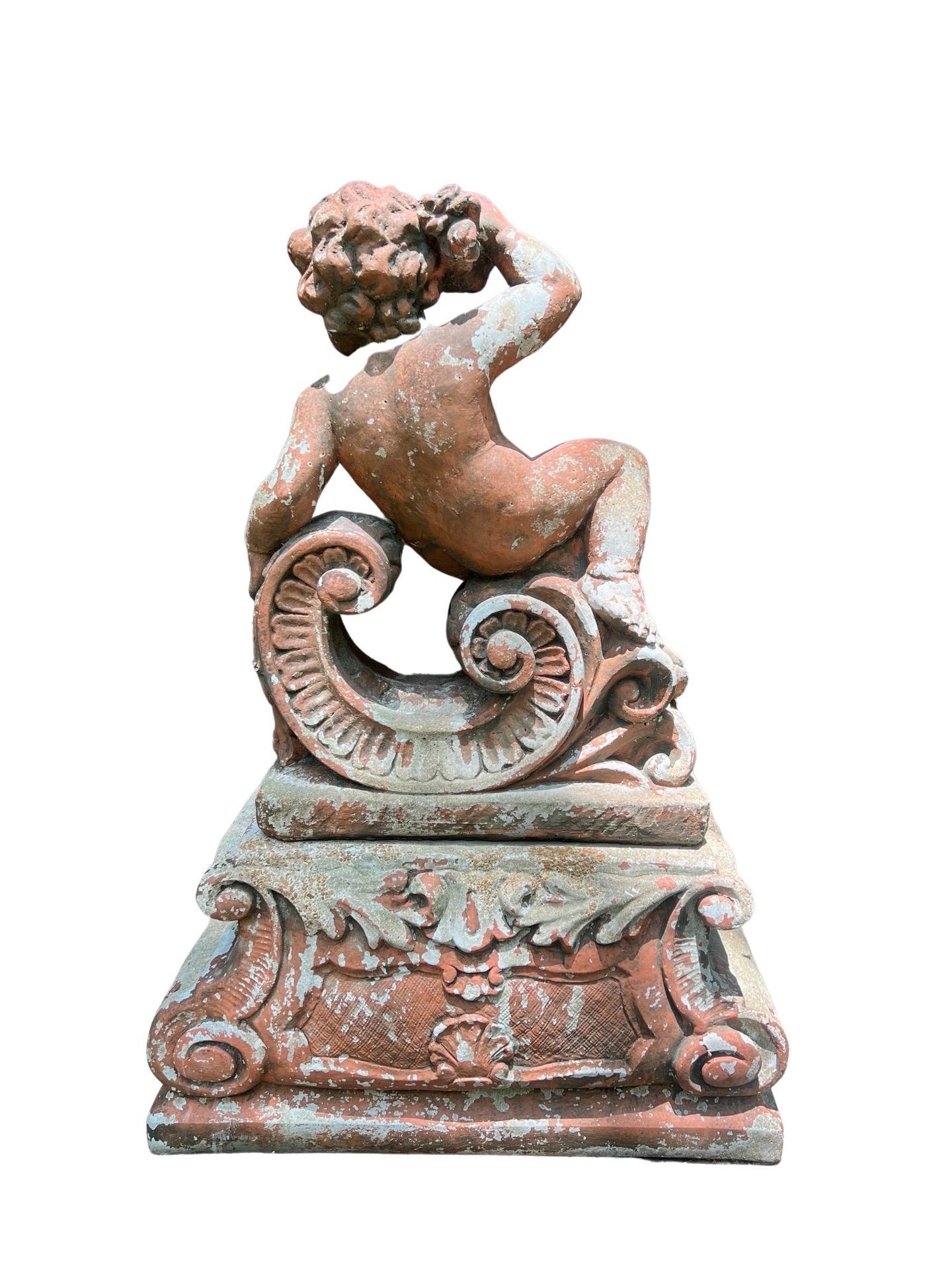 20ième siècle Paire de grandes sculptures classiques de jardin Putti en pierre moulée sur pied en vente