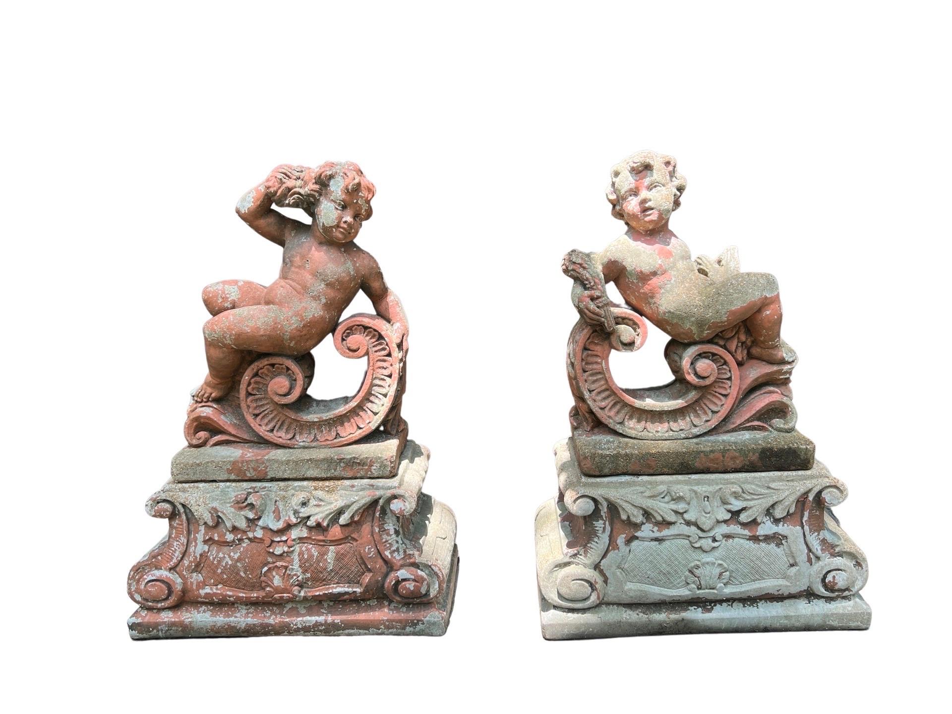 Paire de grandes sculptures classiques de jardin Putti en pierre moulée sur pied en vente 2