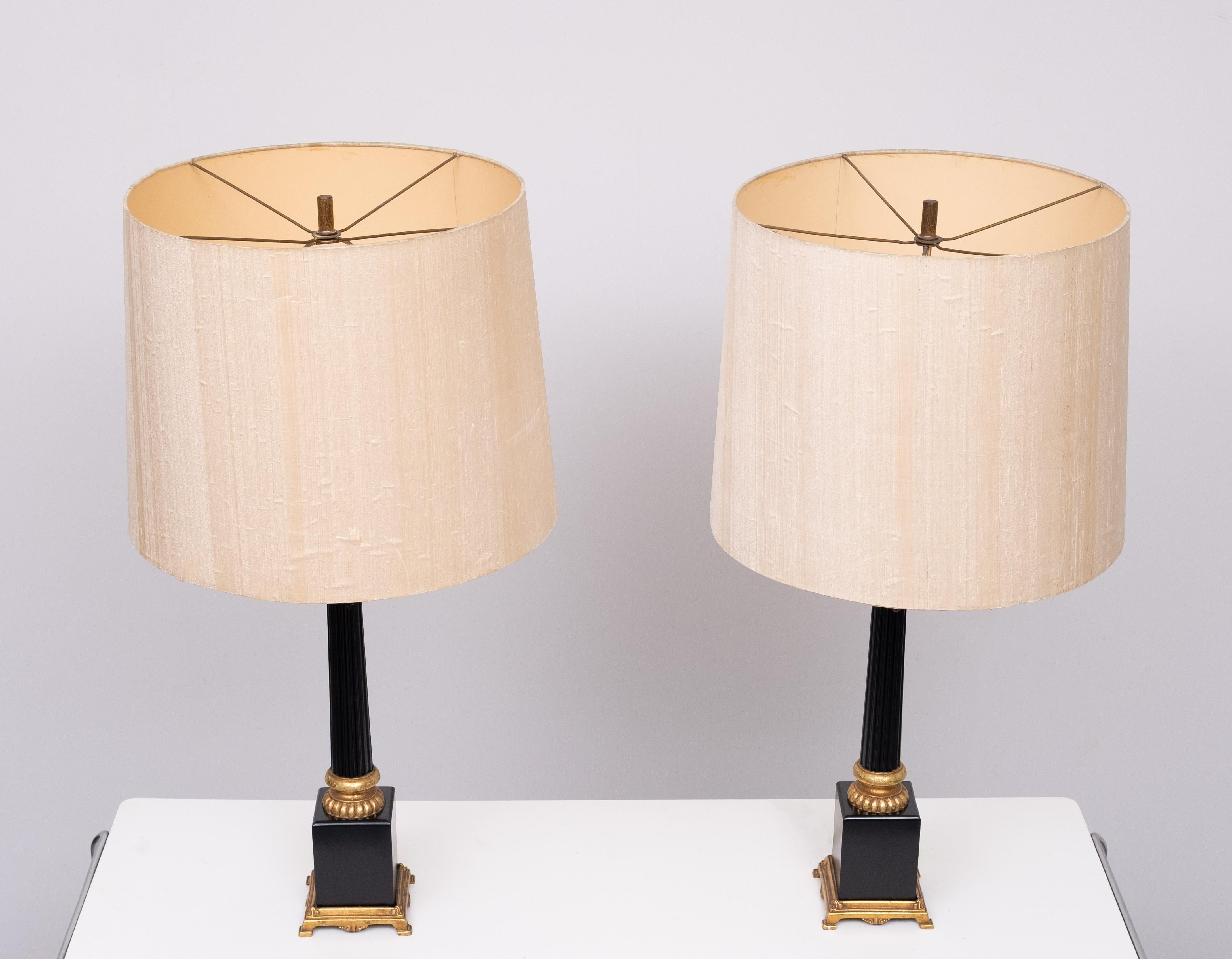 Pareja de lámparas de mesa Colum grandes de Loevsky & Loevsky USA  1970s 
Columna y base de madera negra . Pies de latón dorado y capitel corintio.
viene con ahí  Persianas de lino originales Interruptor abatible .  