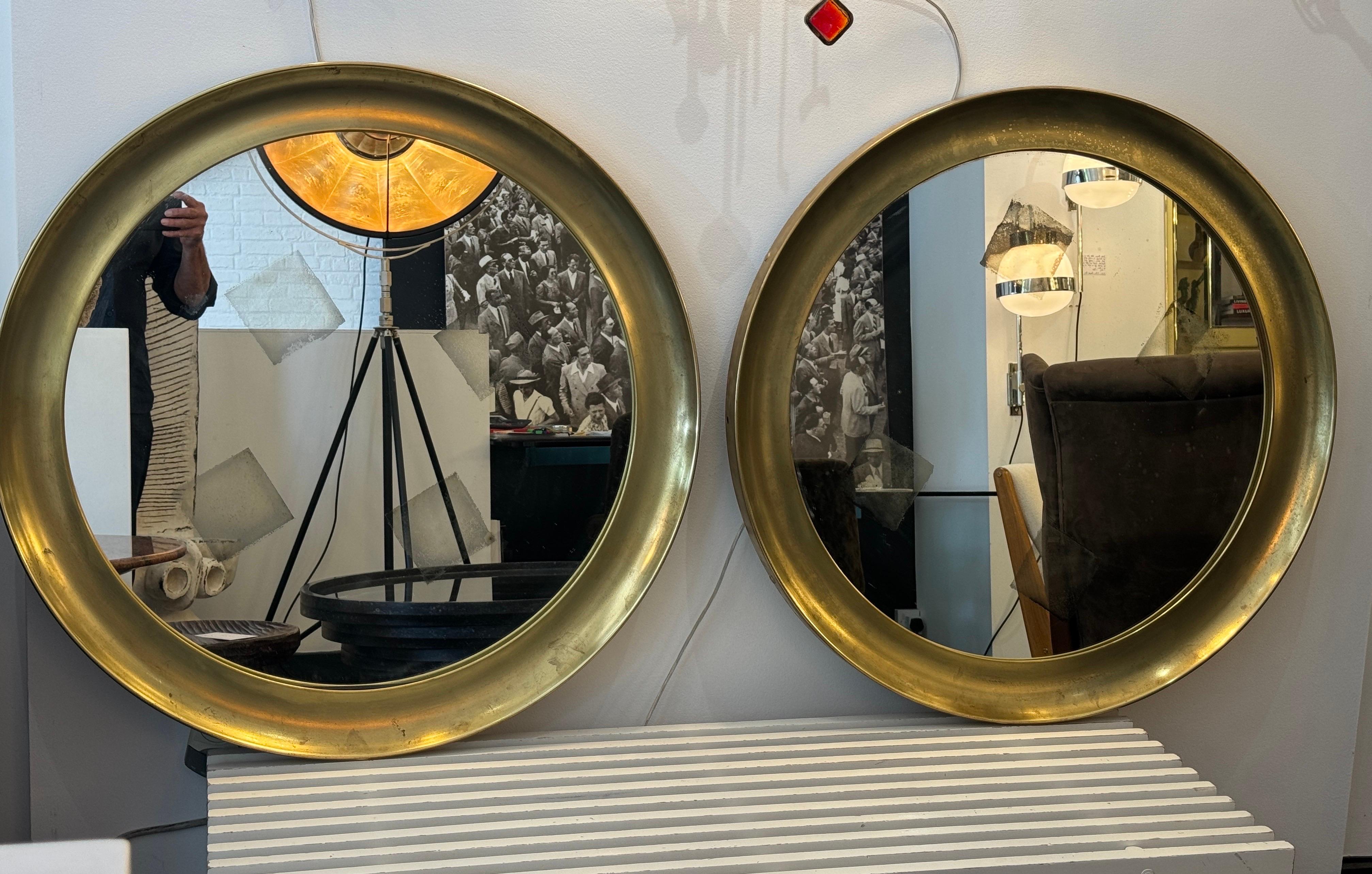 Une grande paire de miroirs ronds décoratifs avec des cadres concaves en laiton. Les miroirs sont ornés de quatre carrés antiques appliqués au centre du verre. Une application complexe conçue pour améliorer la surface des miroirs.
Voir les