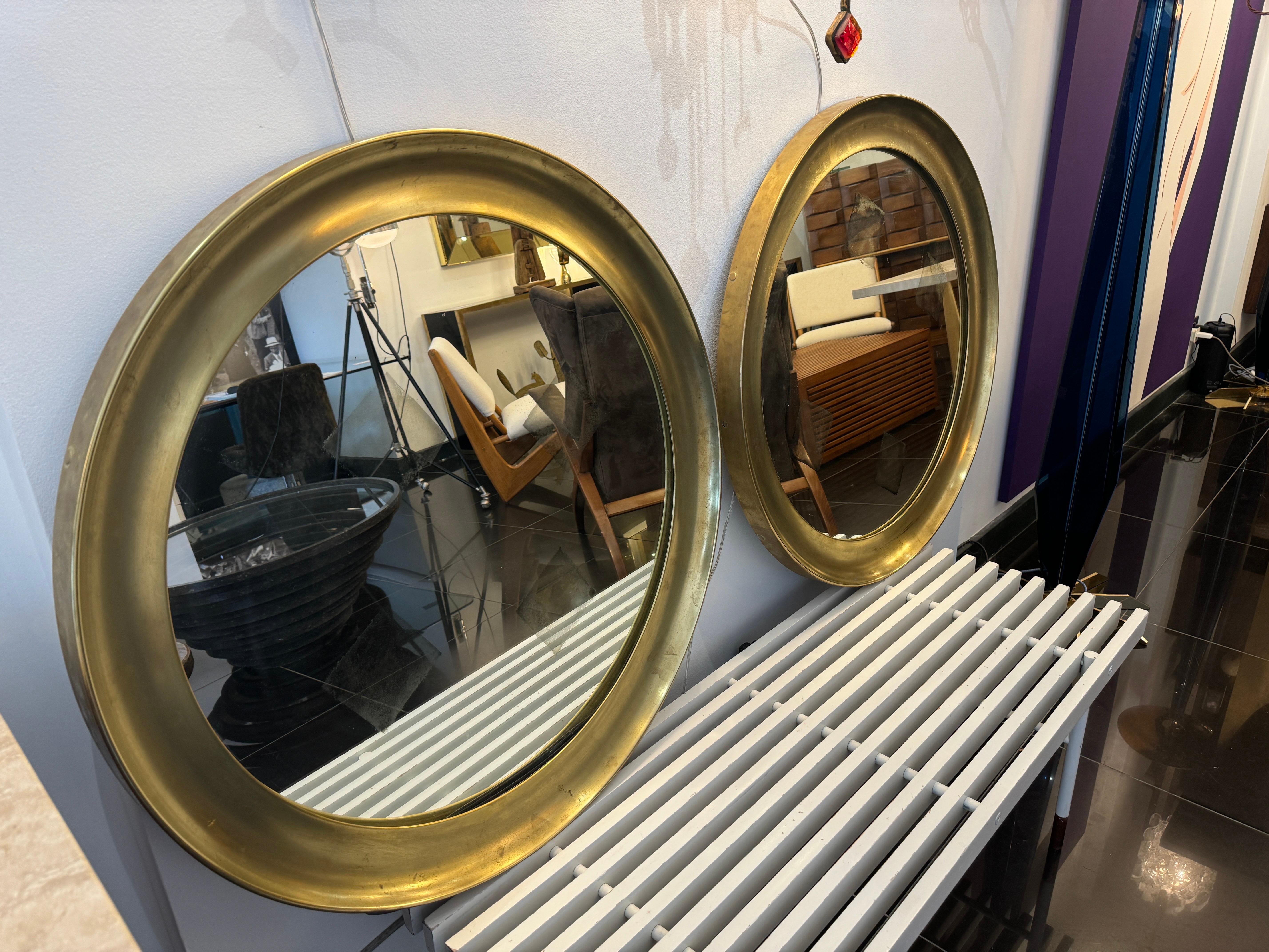 Fin du 20e siècle Paire de grands miroirs circulaires concaves en laiton en vente