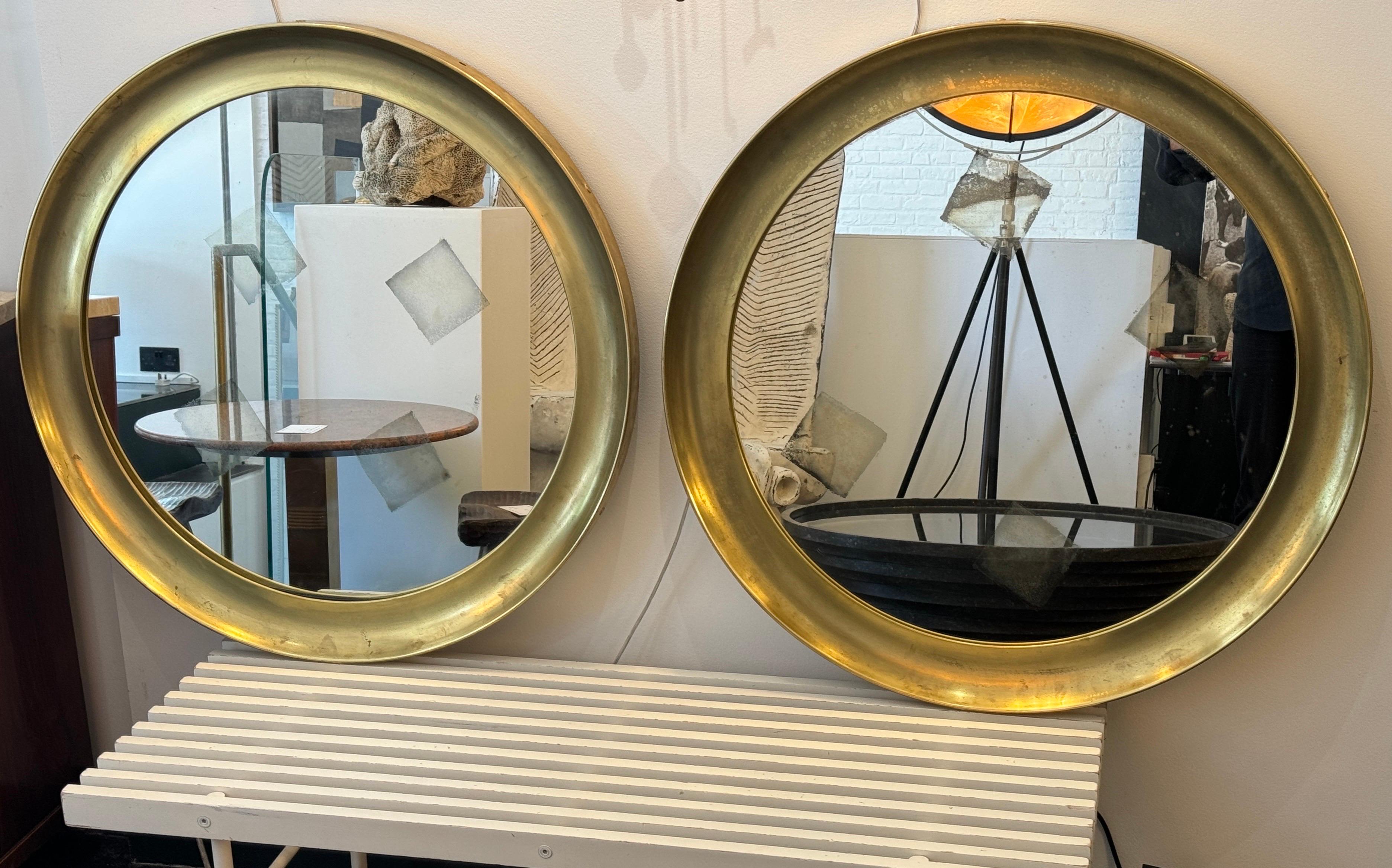 Laiton Paire de grands miroirs circulaires concaves en laiton en vente