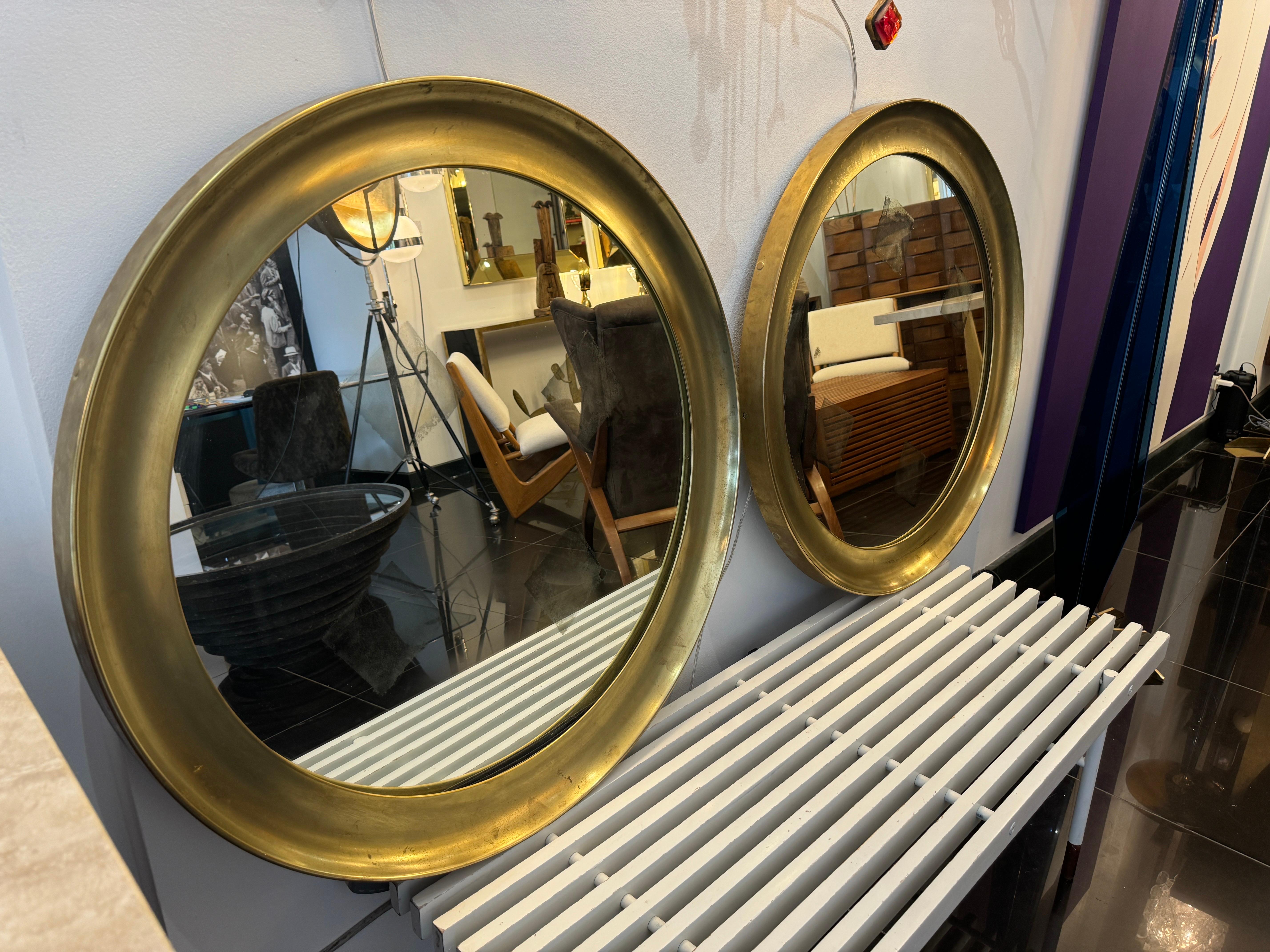 Paire de grands miroirs circulaires concaves en laiton en vente 1