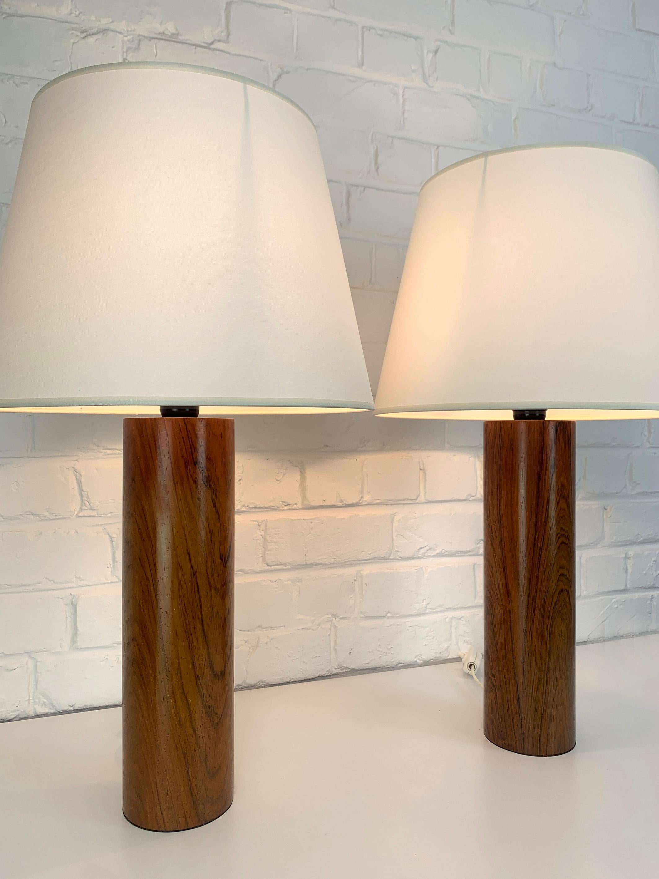 Pair large cylindric wood Table Lamps by Uno & Östen Kristiansson, Luxus, Sweden In Good Condition For Sale In Vorst, BE