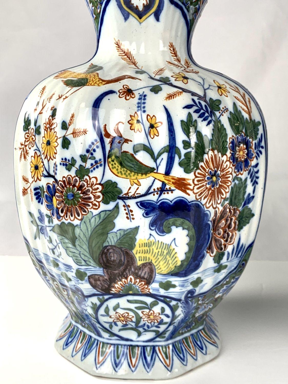 Paar große Delft Mantle Vasen in polychromen Farben gemalt im Zustand „Hervorragend“ im Angebot in Katonah, NY