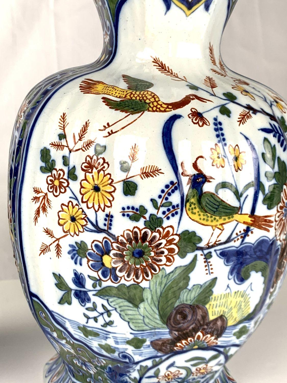 Paar große Delft Mantle Vasen in polychromen Farben gemalt (19. Jahrhundert) im Angebot