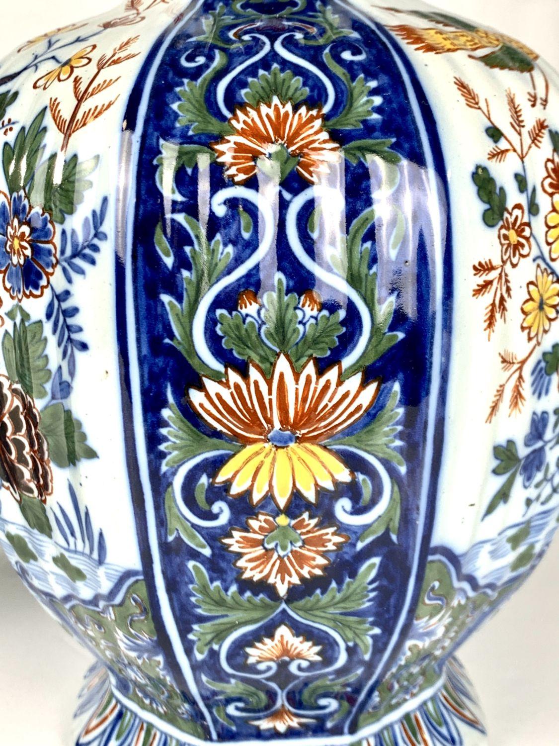 Paar große Delft Mantle Vasen in polychromen Farben gemalt im Angebot 1