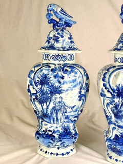 Pareja de grandes jarras holandesas de Delft con tapa azul y blanca pintadas a mano con escenas románticas