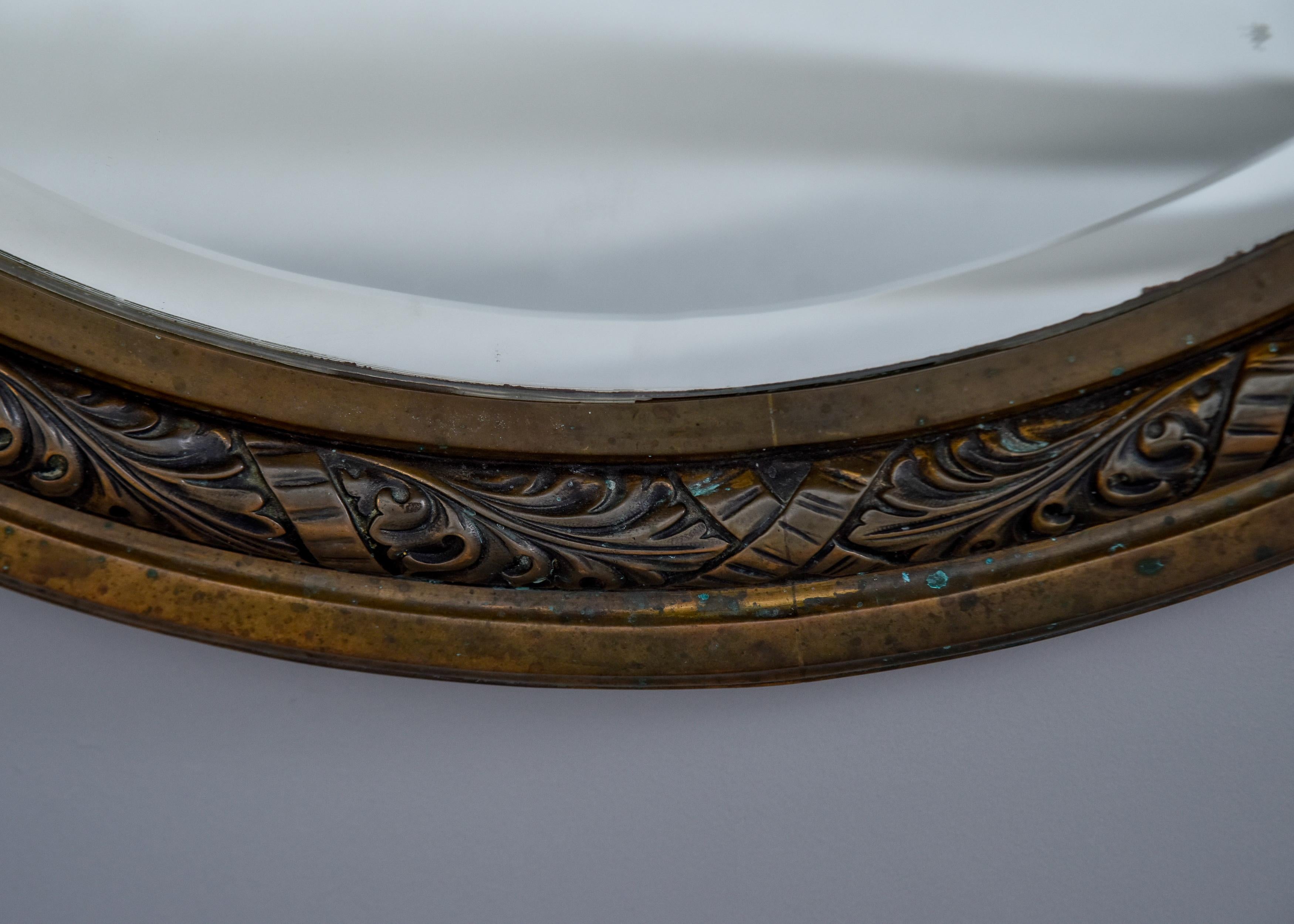 Paire de grands miroirs en bronze à cadre ovale et bords biseautés du début du 20e siècle.  en vente 2