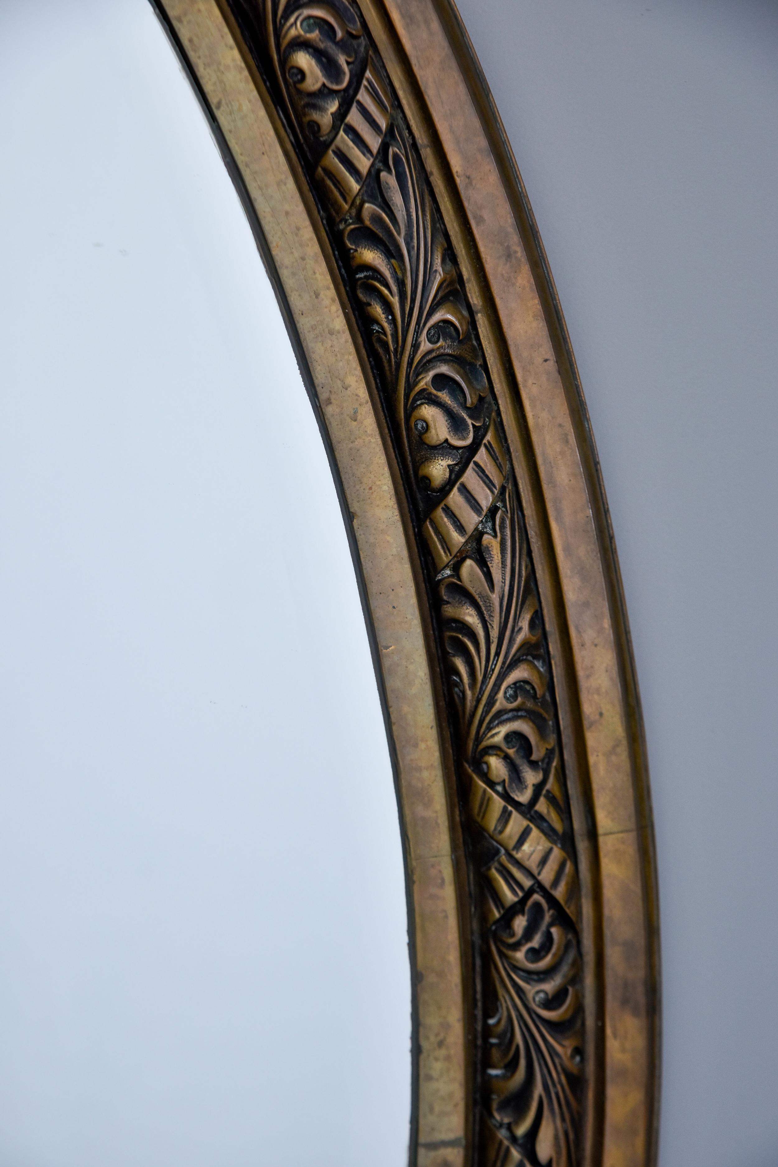 Paar große französische Bronze-Spiegel mit ovalem Rahmen und abgeschrägter Kante aus dem frühen 20.  im Angebot 4