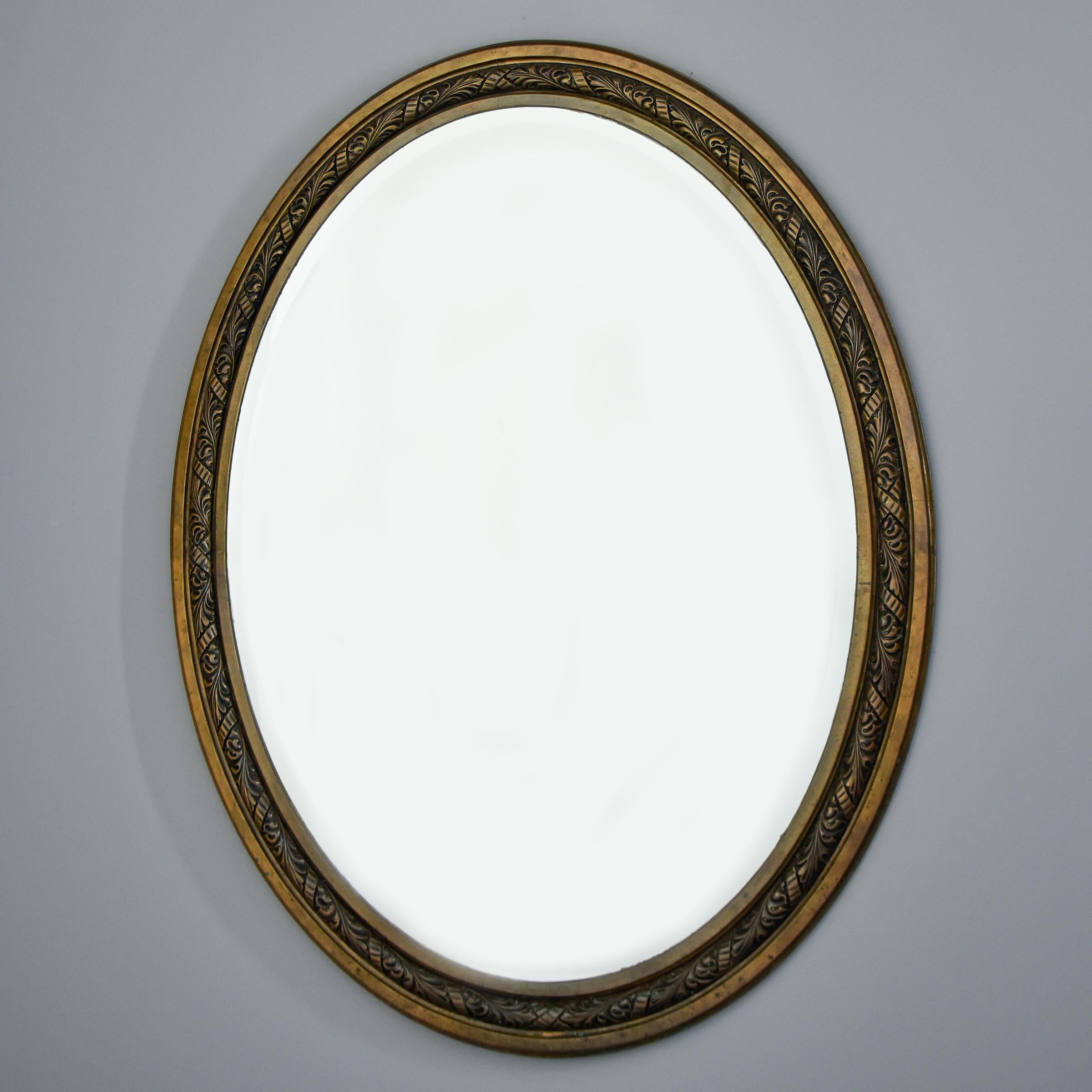 Paire de grands miroirs en bronze à cadre ovale et bords biseautés du début du 20e siècle.  en vente 5
