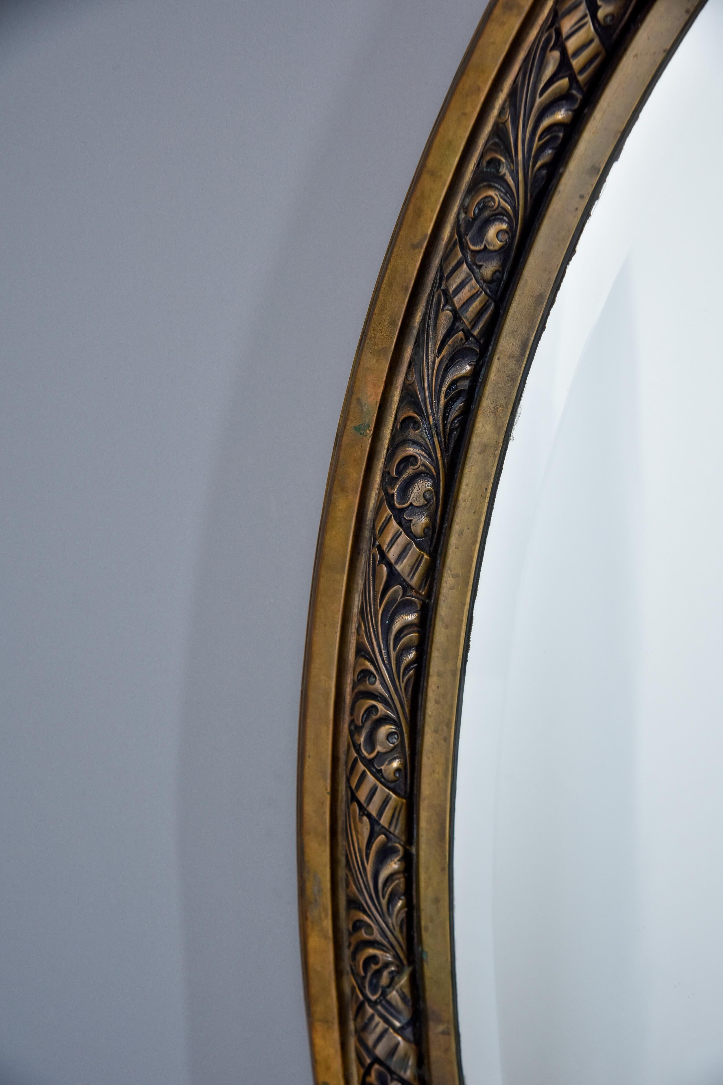 Art nouveau Paire de grands miroirs en bronze à cadre ovale et bords biseautés du début du 20e siècle.  en vente