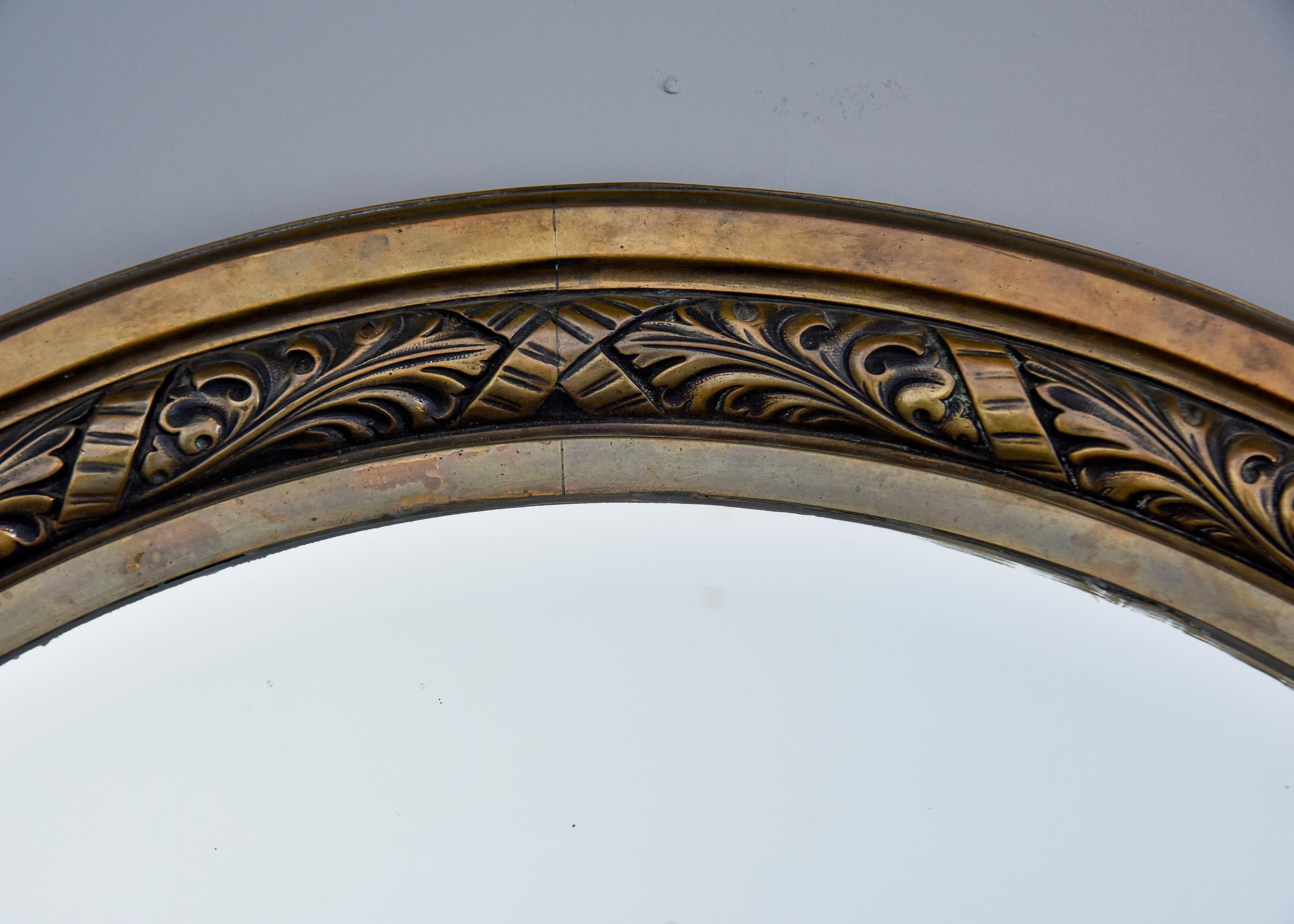 Biseauté Paire de grands miroirs en bronze à cadre ovale et bords biseautés du début du 20e siècle.  en vente
