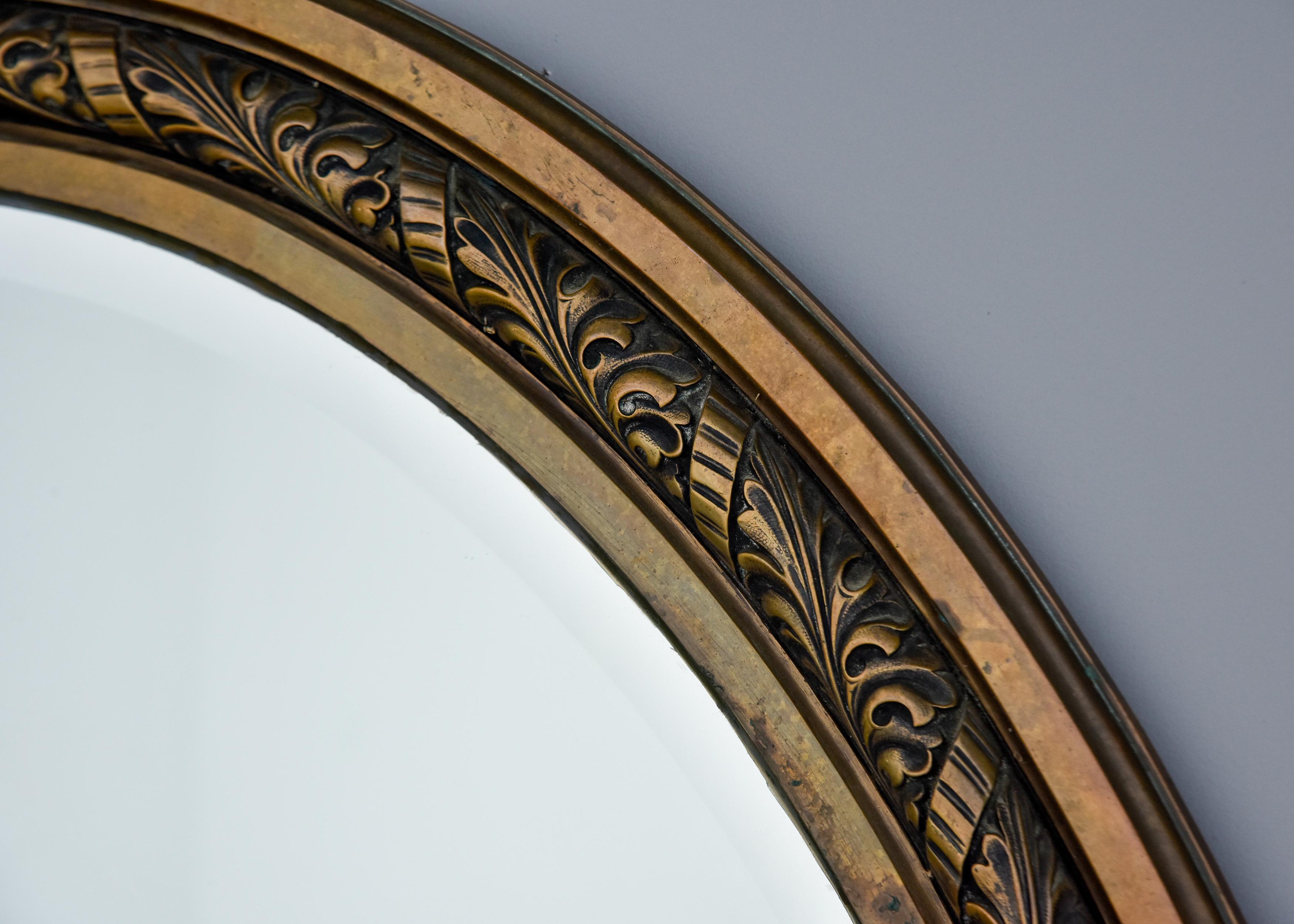 Paire de grands miroirs en bronze à cadre ovale et bords biseautés du début du 20e siècle.  Bon état - En vente à Troy, MI