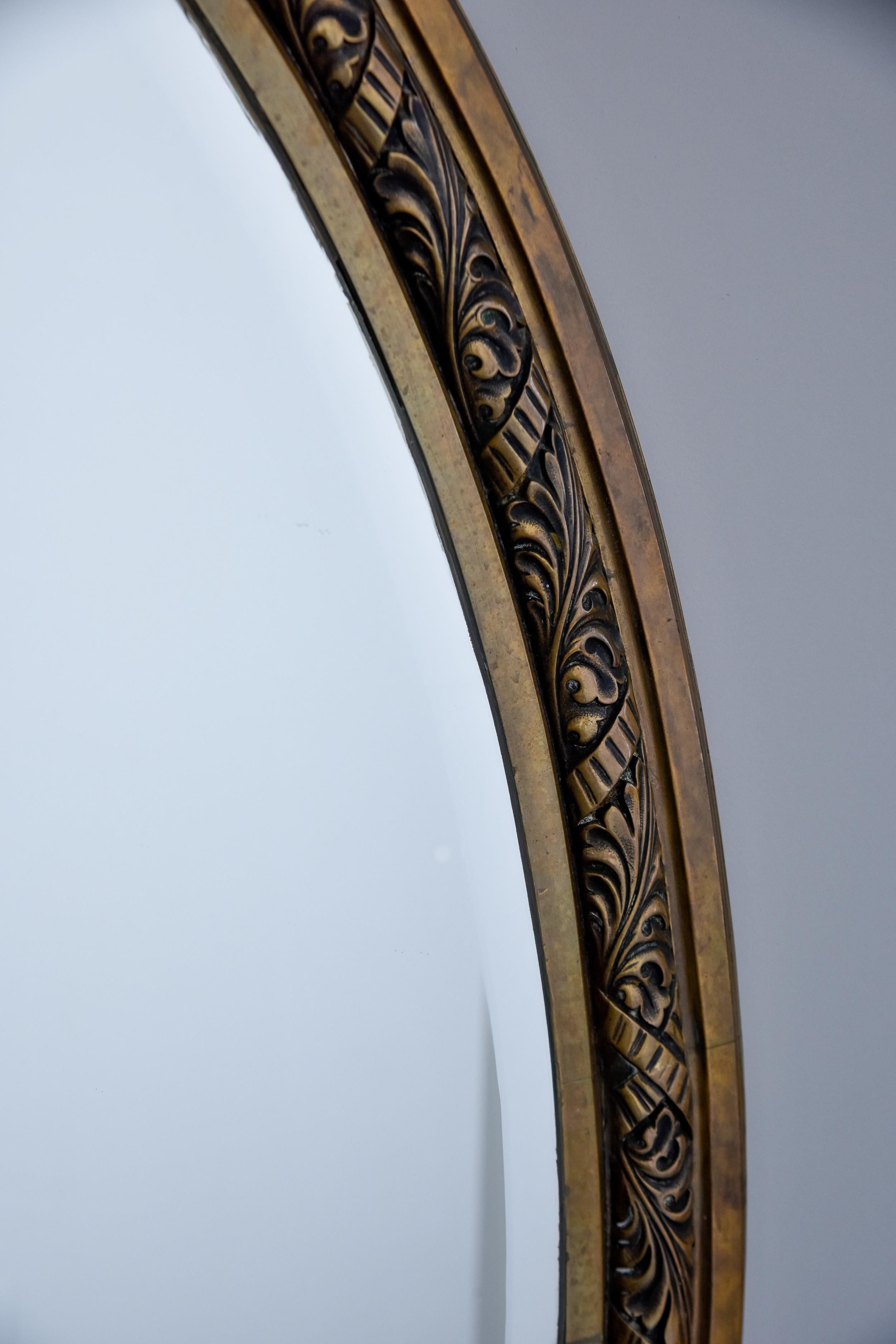 Paar große französische Bronze-Spiegel mit ovalem Rahmen und abgeschrägter Kante aus dem frühen 20.  (20. Jahrhundert) im Angebot