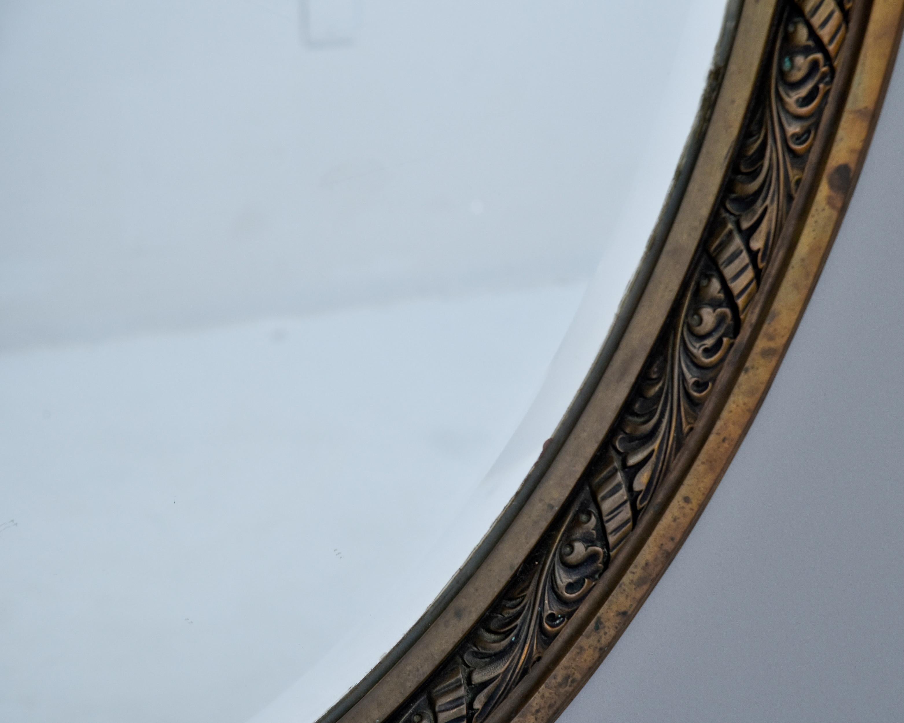 Paar große französische Bronze-Spiegel mit ovalem Rahmen und abgeschrägter Kante aus dem frühen 20.  im Angebot 1