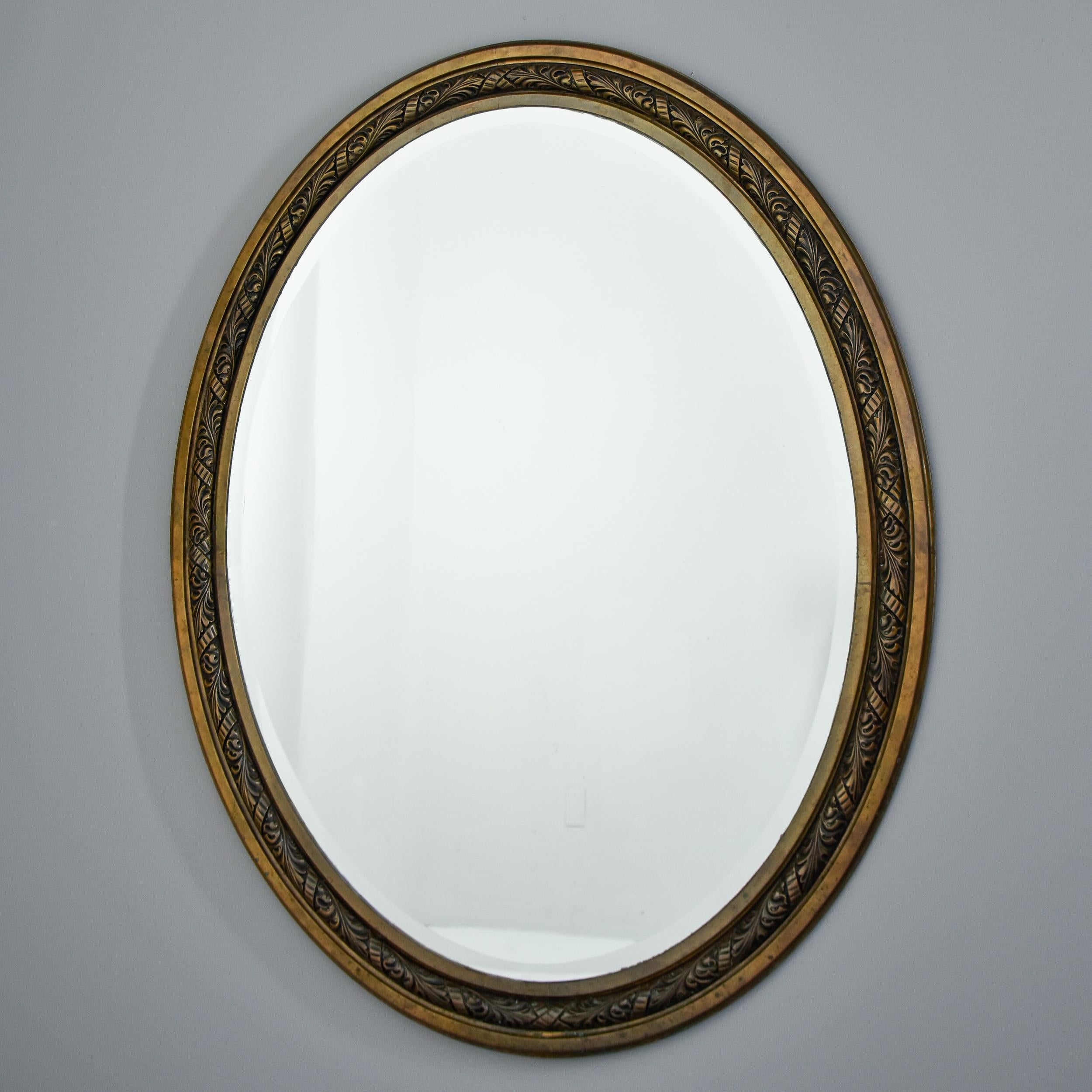 Paire de grands miroirs en bronze à cadre ovale et bords biseautés du début du 20e siècle.  en vente 1