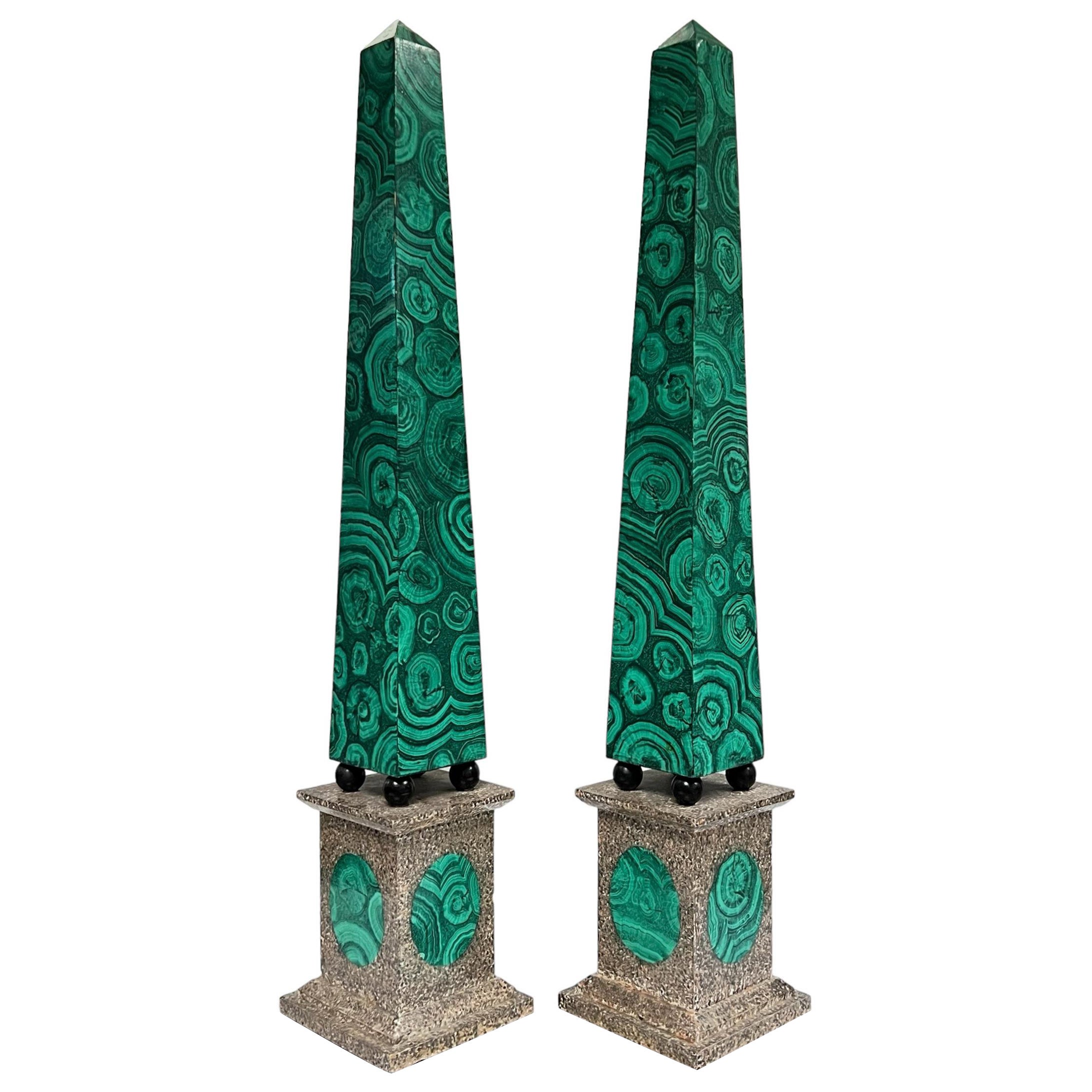 Paire de grands obélisques en fausse malachite