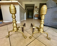 Paire de grands chenets fédéraux en forme de ruche Ball and Claw en laiton