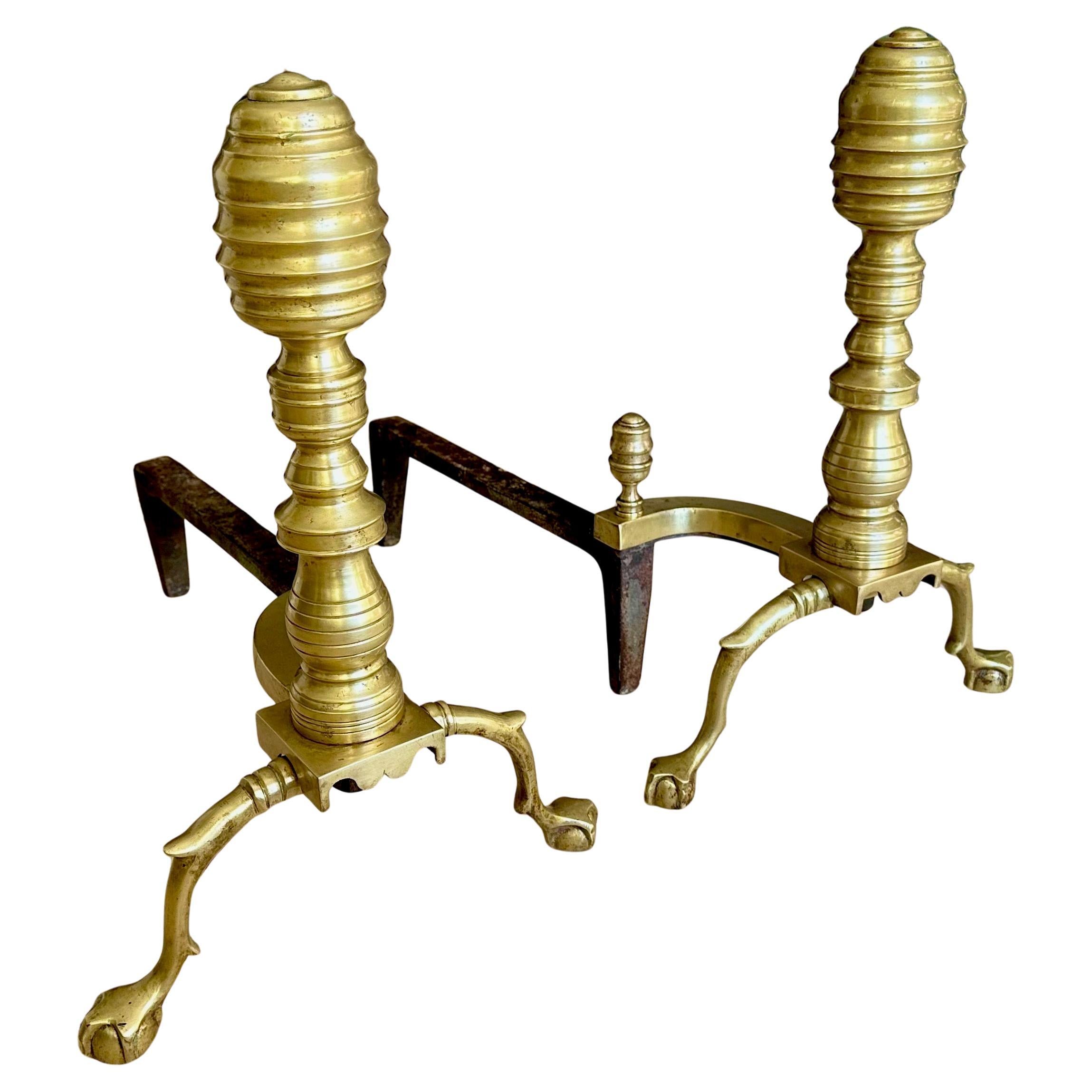 Paire de grands chenets fédéraux en forme de ruche Ball and Claw en laiton
