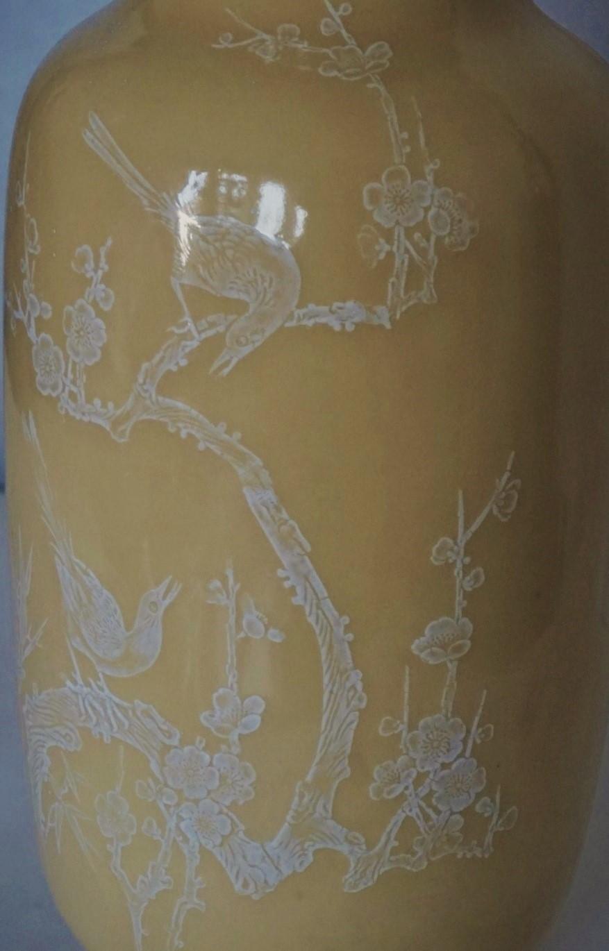 Paire de grands vases chinois à décor jaune du début du 20e siècle, marqués en vente 3