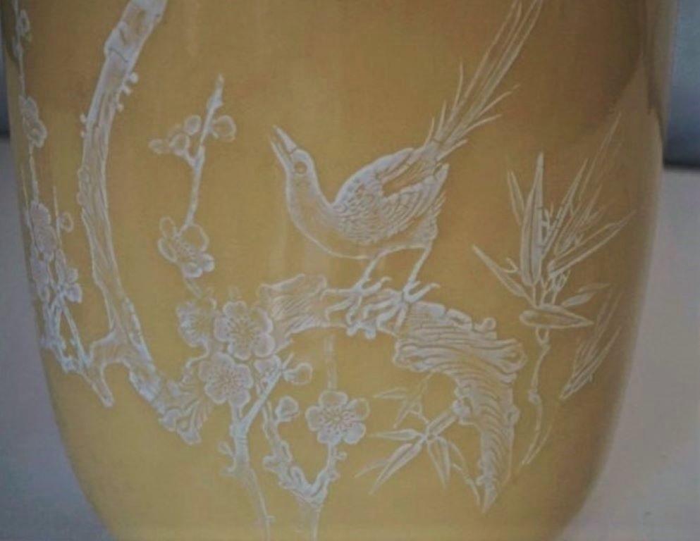 Paire de grands vases chinois à décor jaune du début du 20e siècle, marqués en vente 5