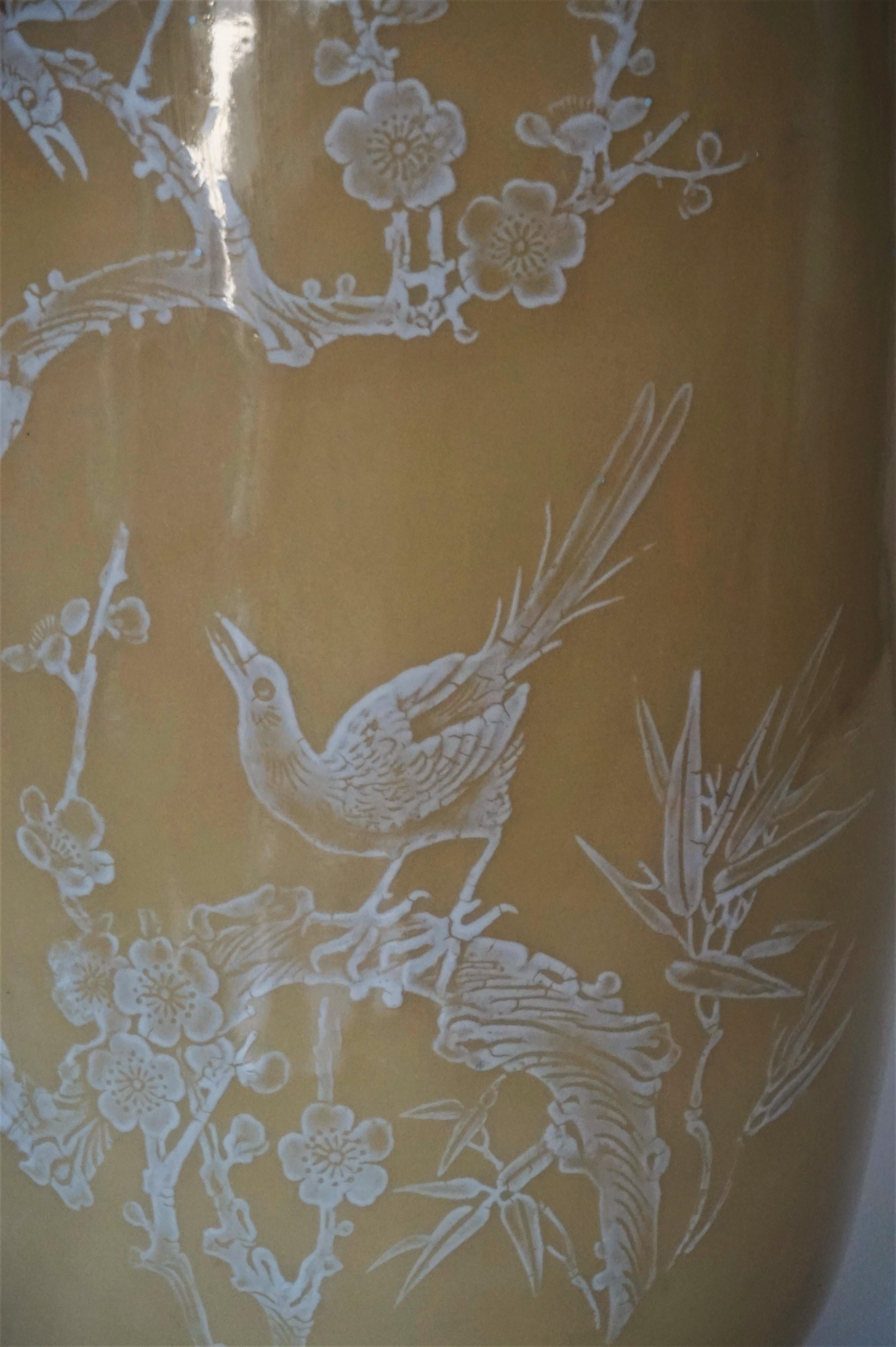 Paire de grands vases chinois à décor jaune du début du 20e siècle, marqués en vente 7