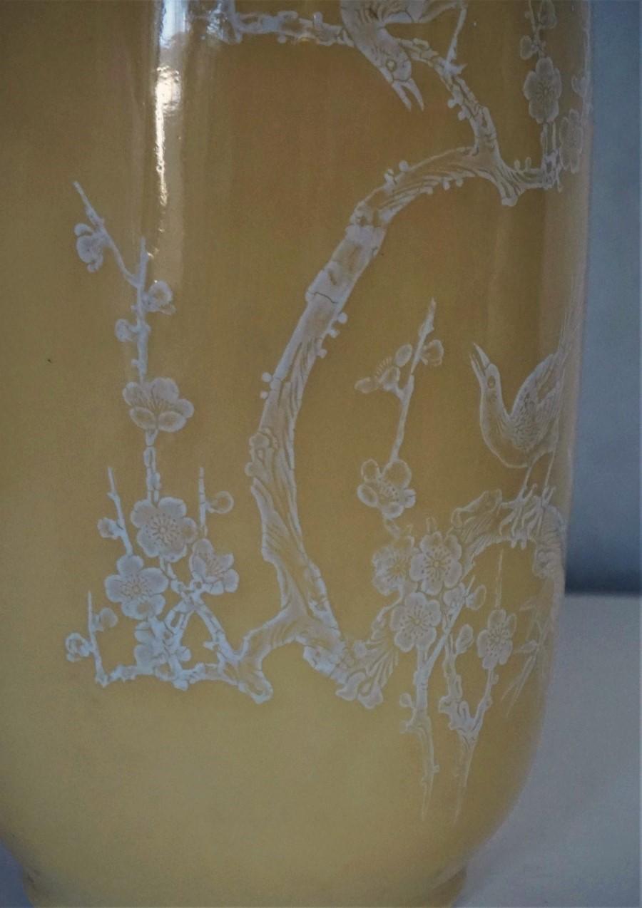 Paire de grands vases chinois à décor jaune du début du 20e siècle, marqués en vente 8