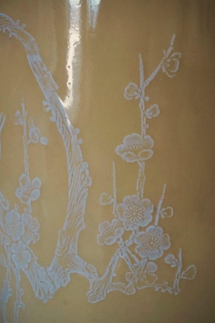 Paire de grands vases chinois à décor jaune du début du 20e siècle, marqués en vente 9