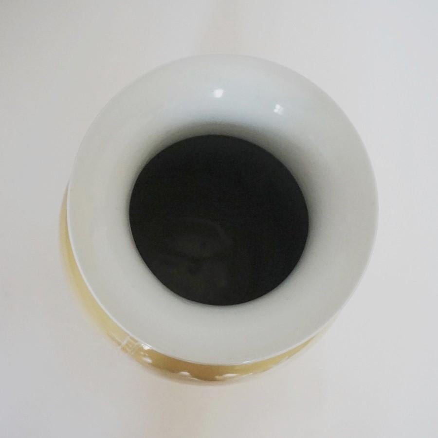 Paire de grands vases chinois à décor jaune du début du 20e siècle, marqués en vente 10